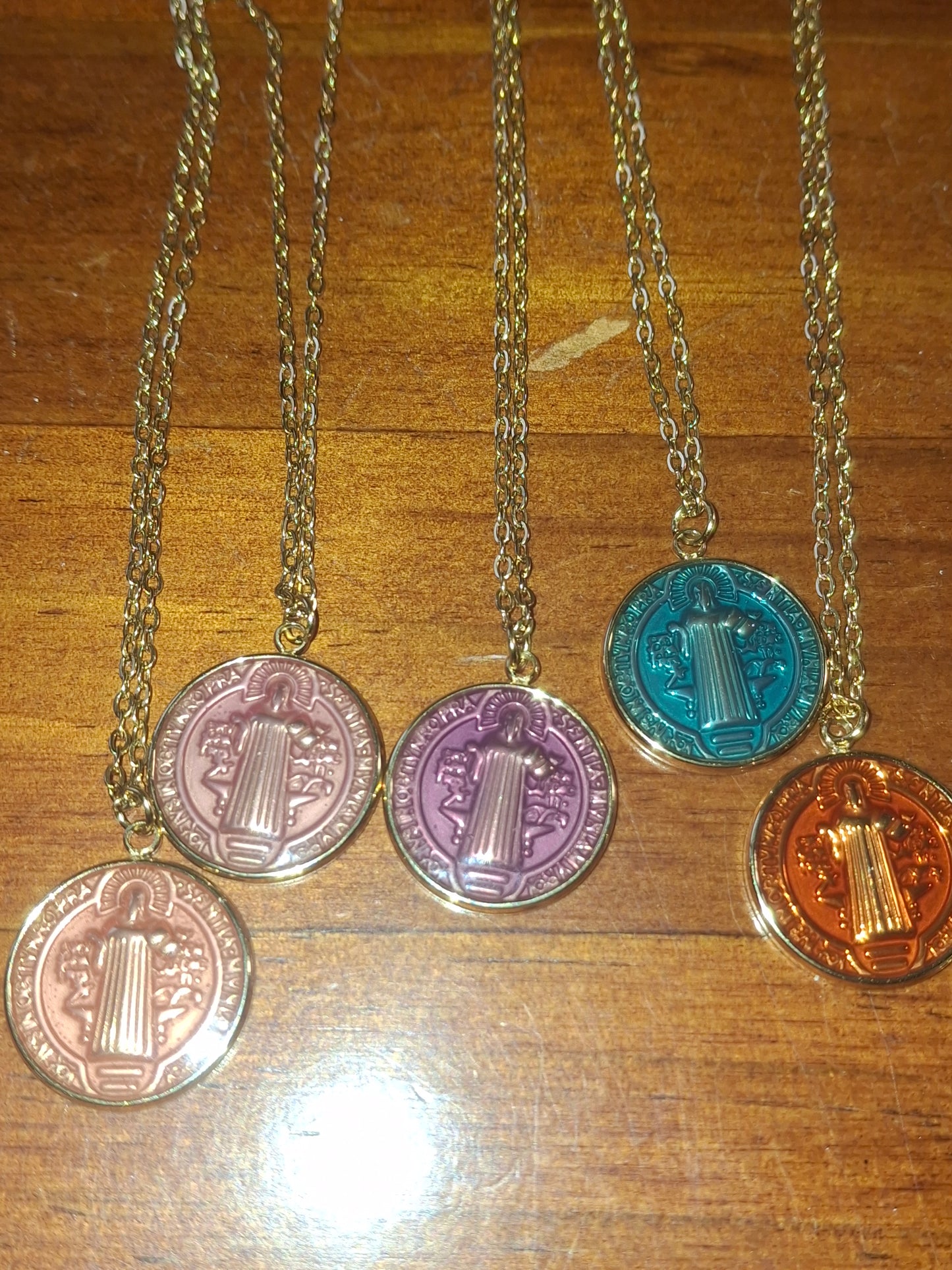 Halskette aus vergoldetem Edelstahl (316) mit Anhänger aus Edelstahl und Emaille in Form eines Propheten.