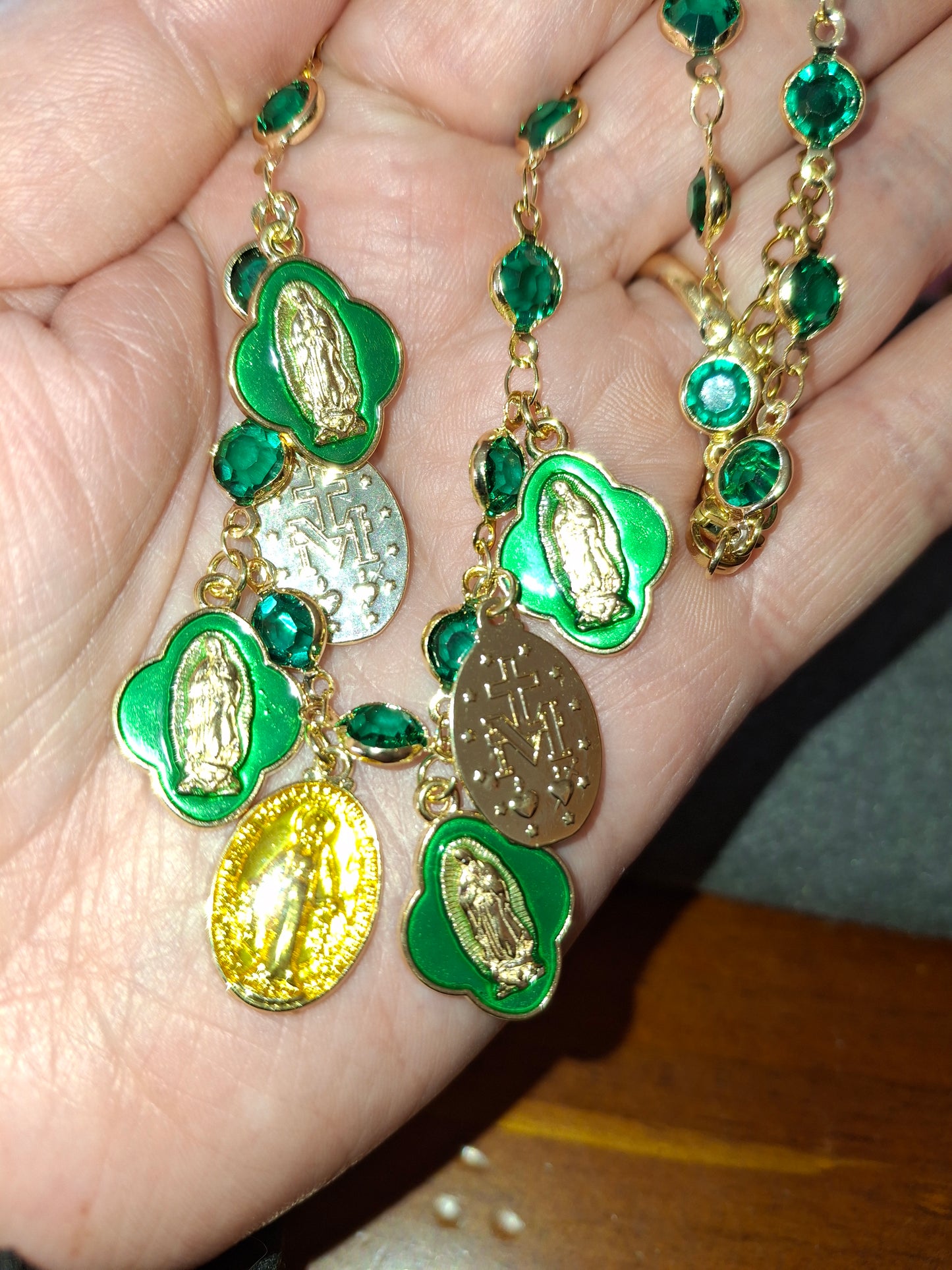 Collier chaîne dorée en cuivre et breloques madone handmade