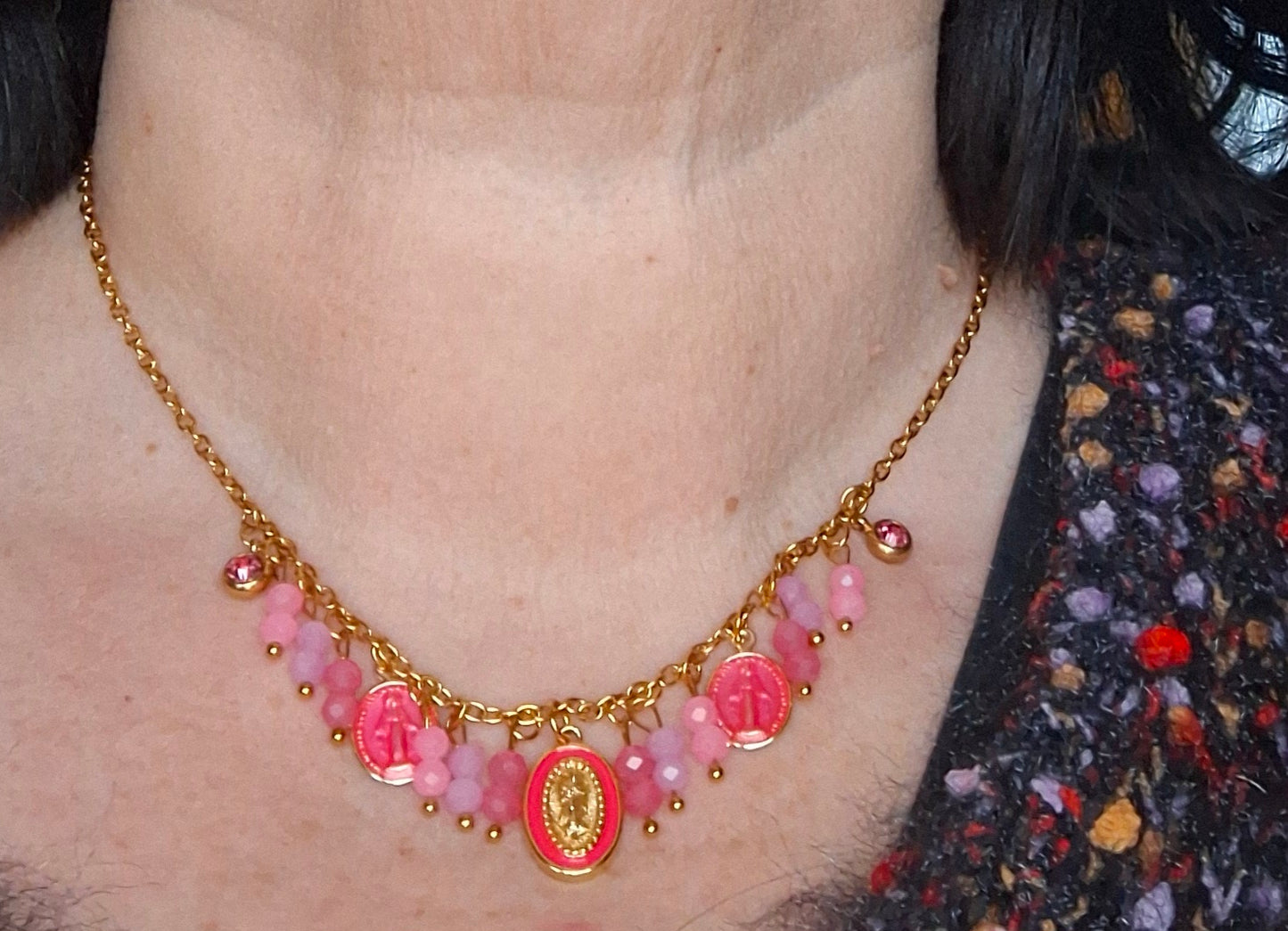 Halskette aus vergoldetem Edelstahl (316) mit Madonna-Anhängern und handgefertigten Perlen