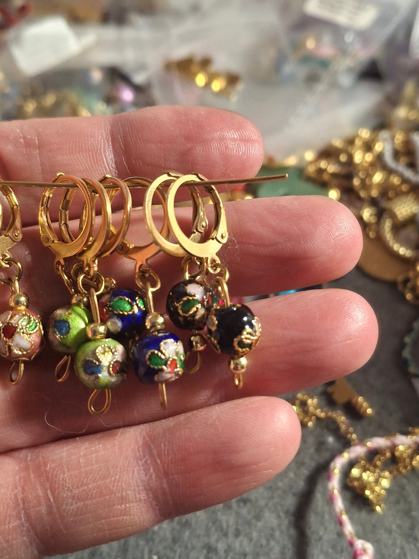 Boucles d oreilles mini creole et perle en émail cloisonné handmade