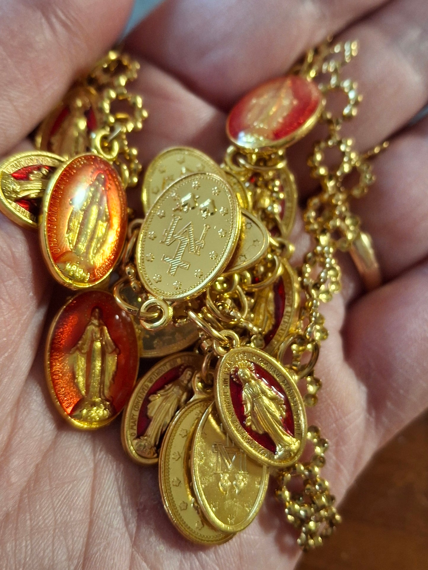 Collier chaîne dorée acier inoxydable stainless steel et breloques madone handmade réglable ajustable