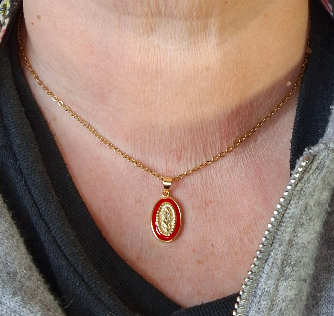 Gold-plated stainless steel chain necklace with Madonna and Miraculous Virgin pendant in brass and colored enamel, plated in 18K gold.