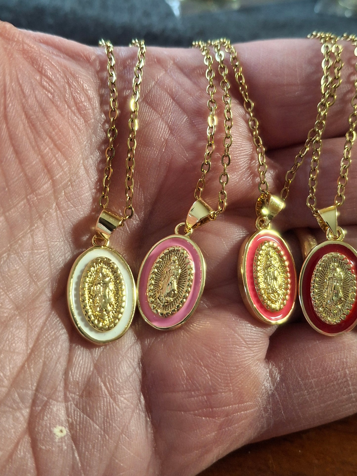 Gold-plated stainless steel chain necklace with Madonna and Miraculous Virgin pendant in brass and colored enamel, plated in 18K gold.