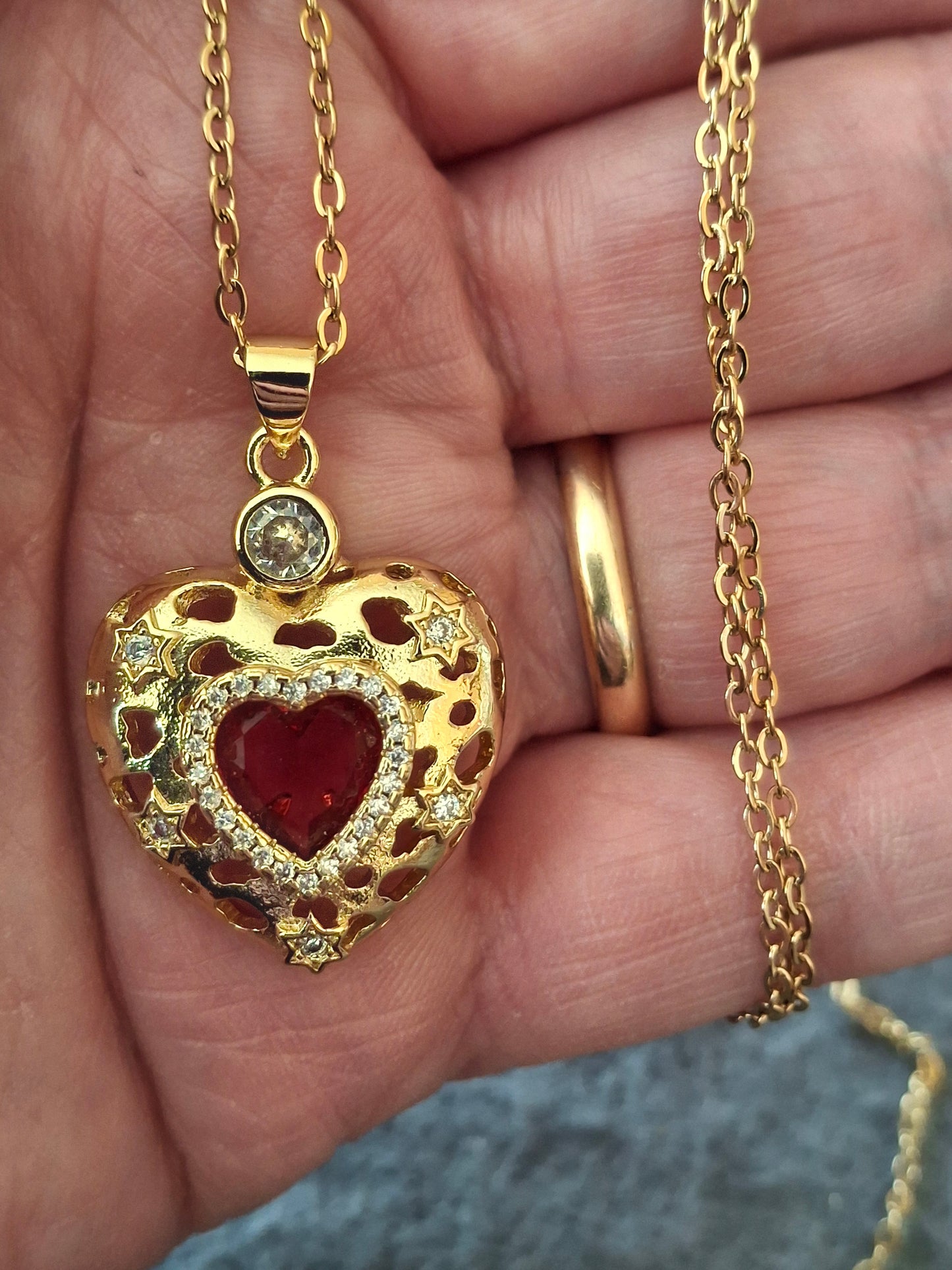 Collier chaîne dorée acier inoxydable stainless steel 316 pendentif coeur plaqué or 18K serti zirconium et cristal AAA austrian