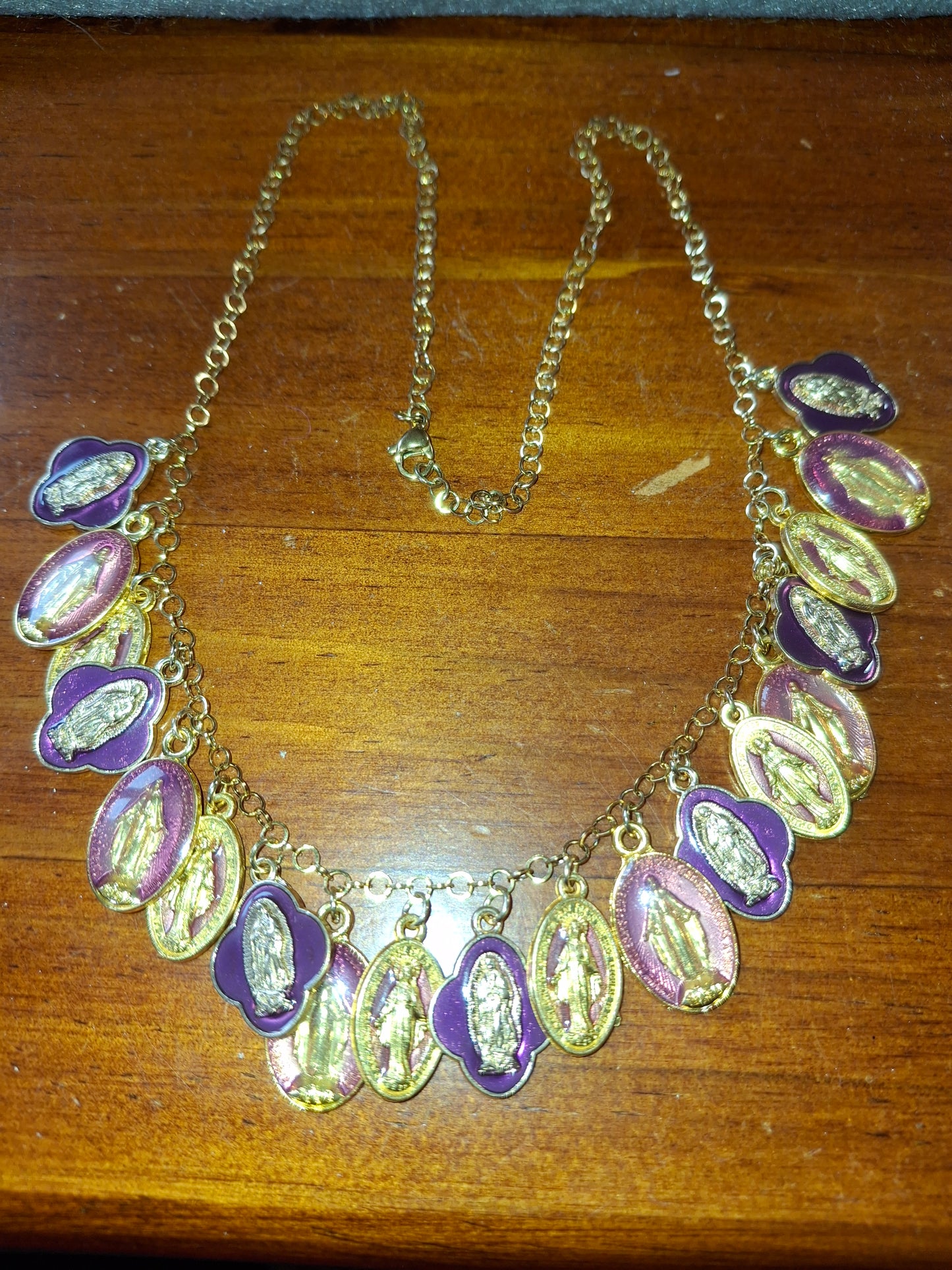 Collier chaîne rolo acier inoxydable stainless steel plaqué or et breloques madone handmade