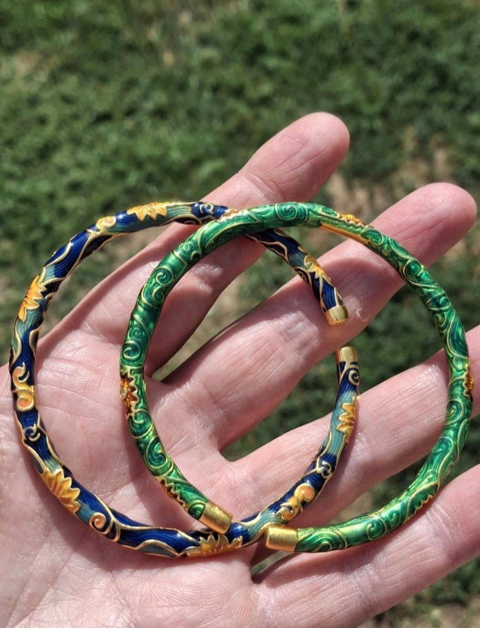 Pretty open cloisonné enamel rush with filigree flowers