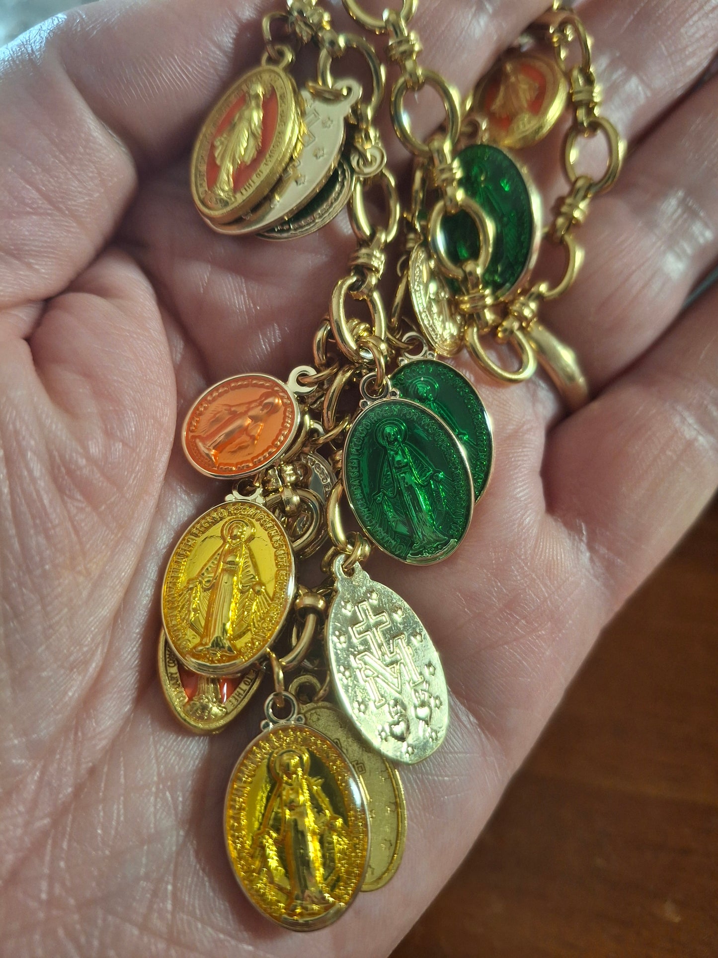 Collier chaîne dorée acier inoxydable stainless steel 316 et breloques madone