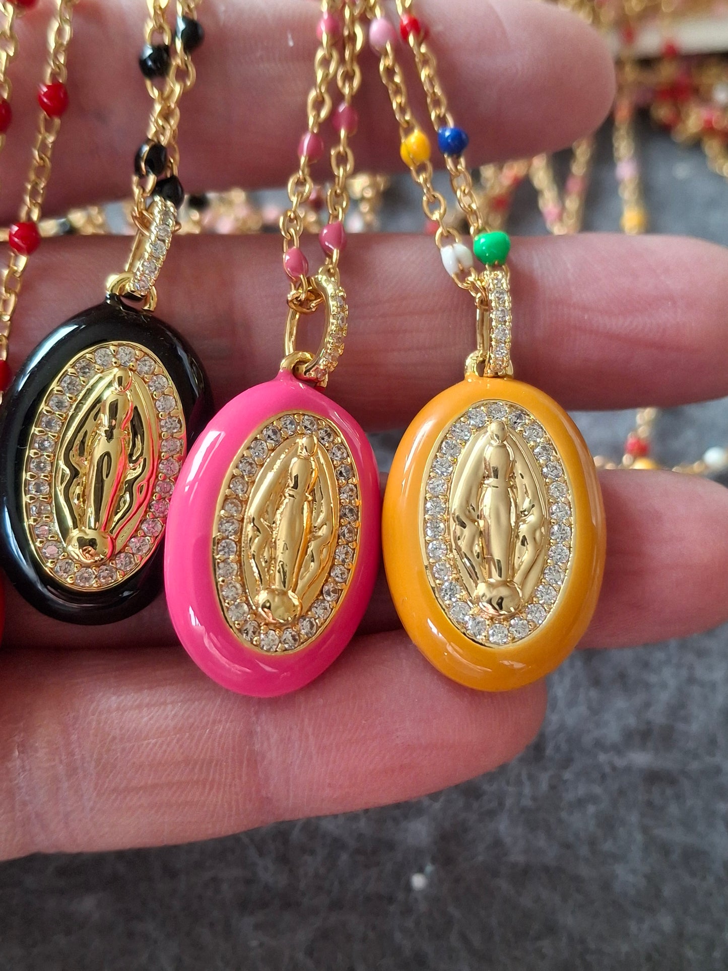 Collier chaîne acier inoxydable stainless steel grande médaille madone en email coloré