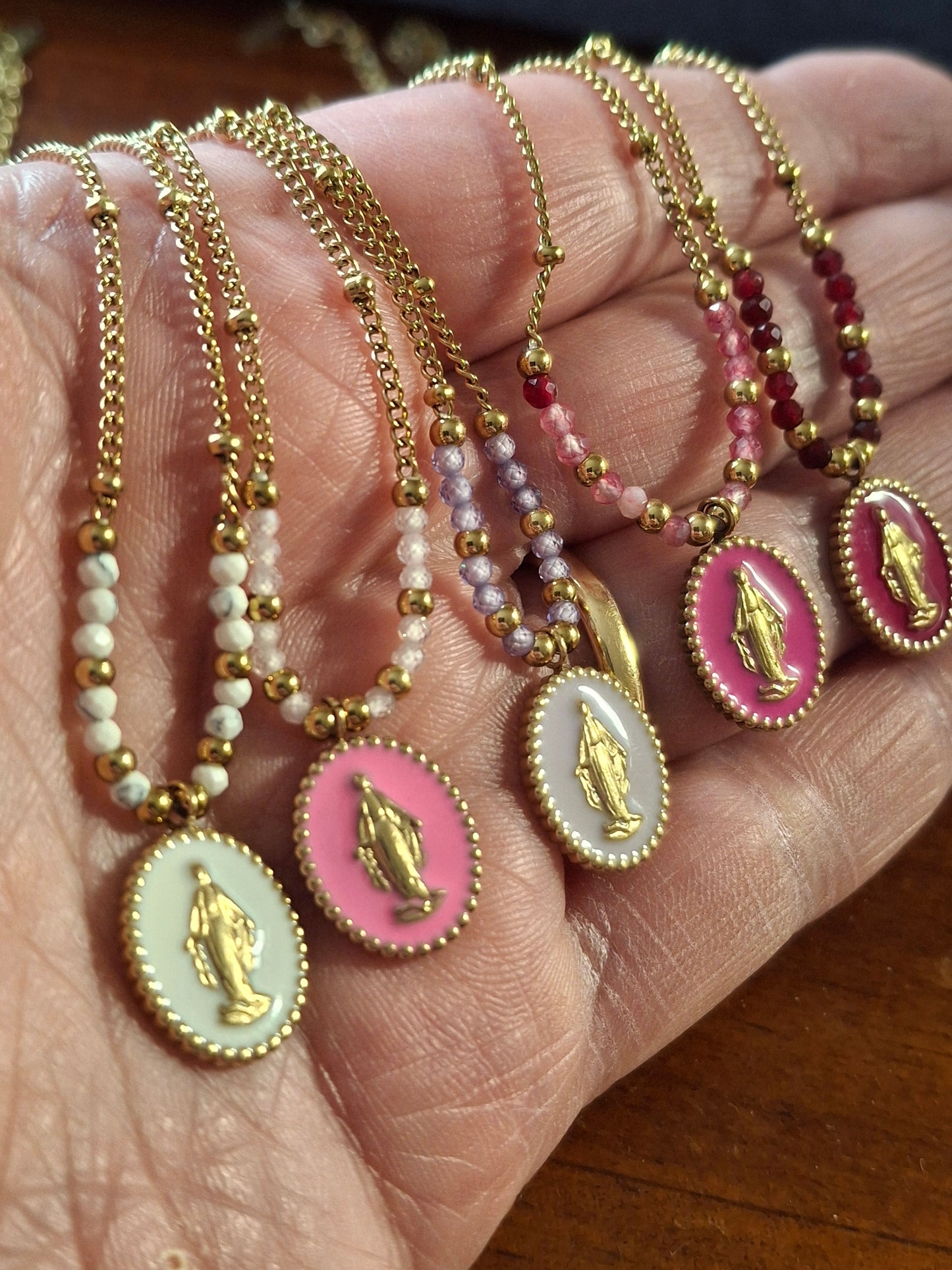 Gold-plated stainless steel 316 chain necklace with pearls and a stainless steel 316 Madonna pendant.