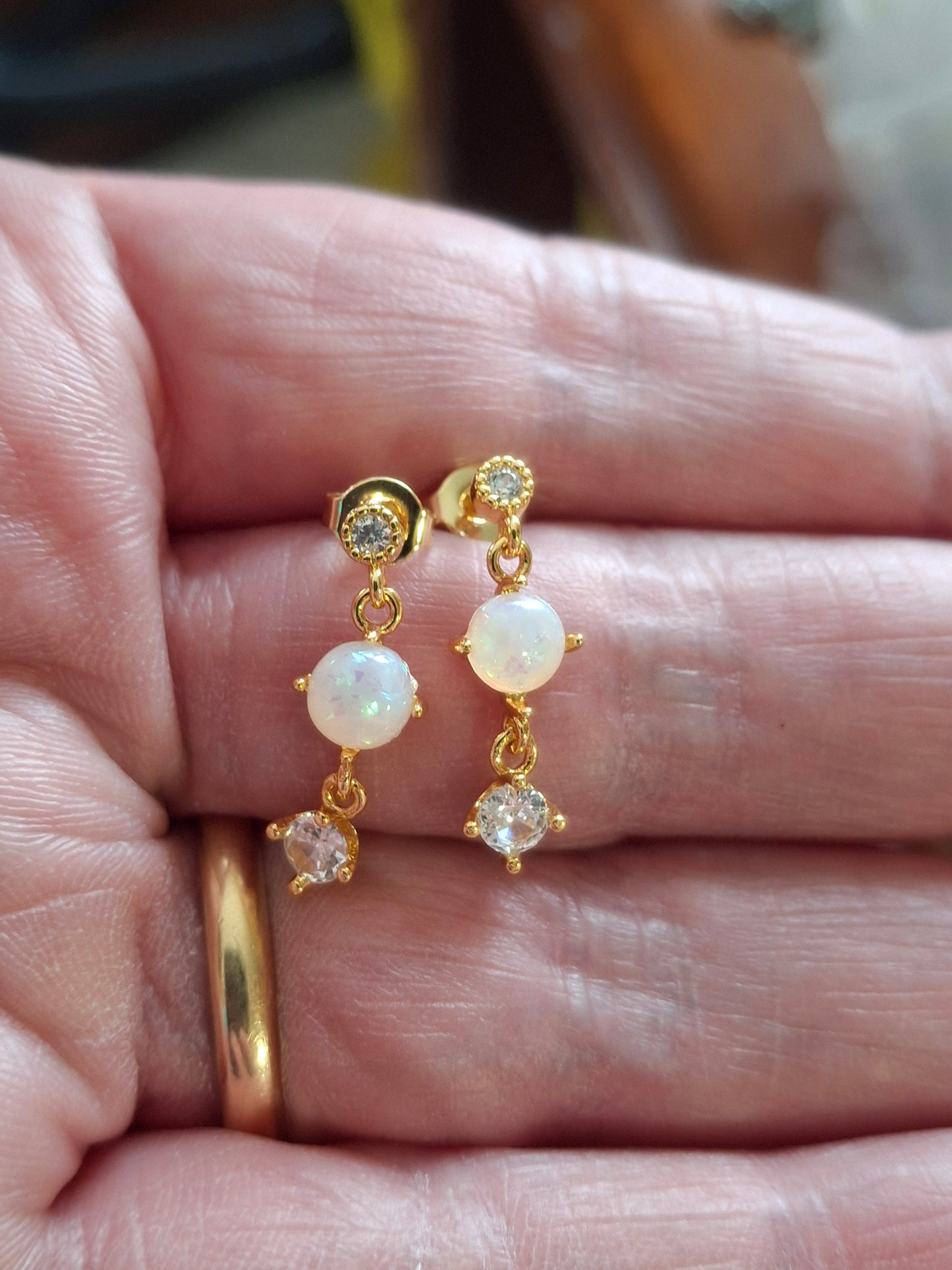 Stainless steel 316 single earrings and stud earrings of very good quality, set with opal and zirconium, sold as a pair