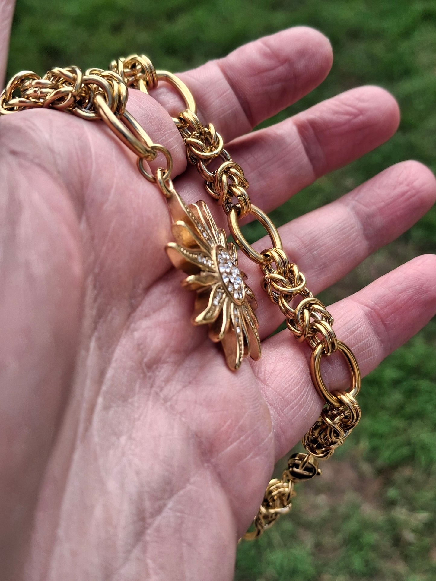 Sehr schöne Halskette mit goldener Edelstahlkette (316er Edelstahl) und großem, poliertem Sonnenanhänger aus 316er Edelstahl mit Zirkonia-Besatz.