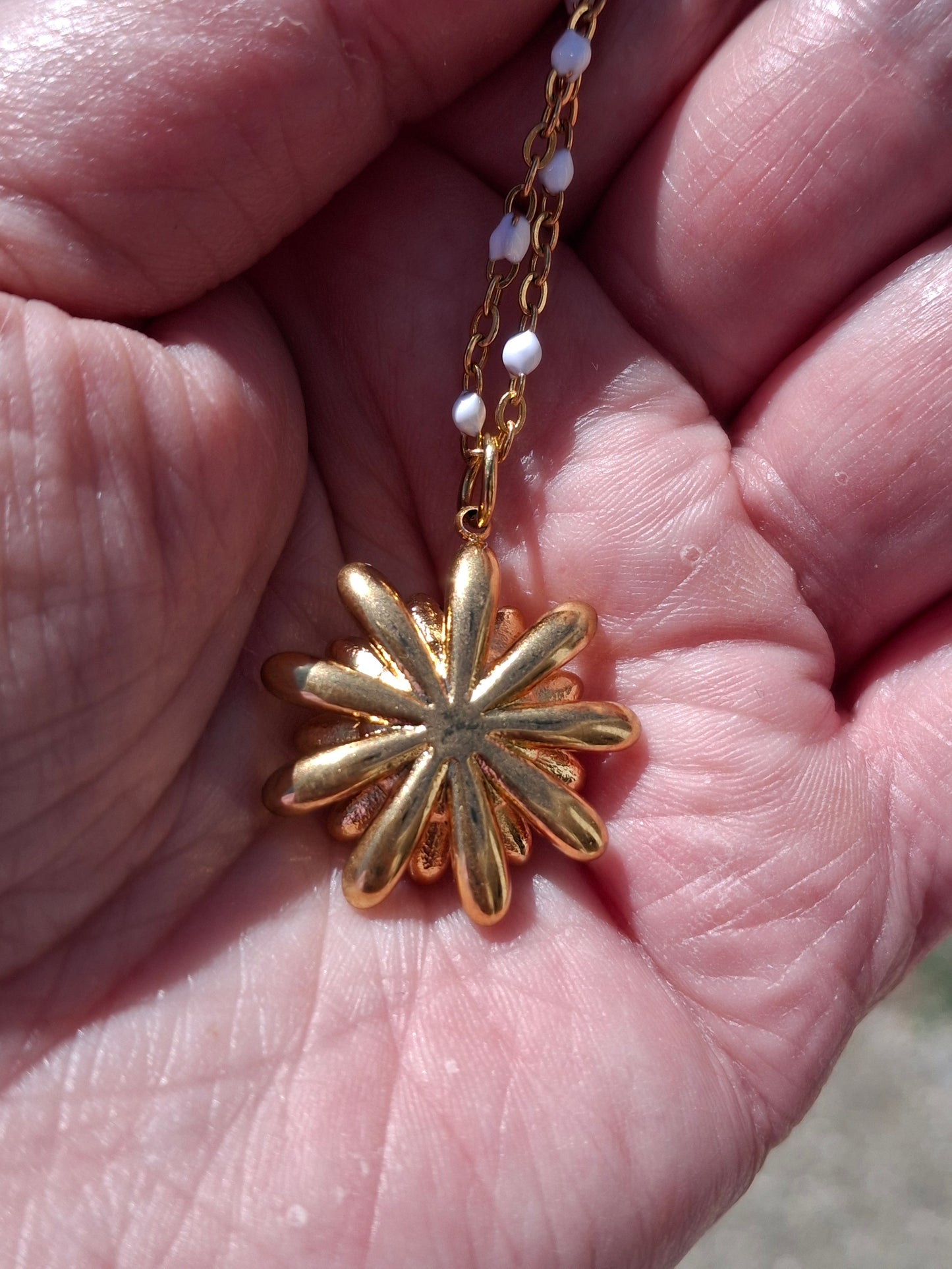 Collier chaîne dorée acier inoxydable stainless steel et fleur stainless steel 316 polie