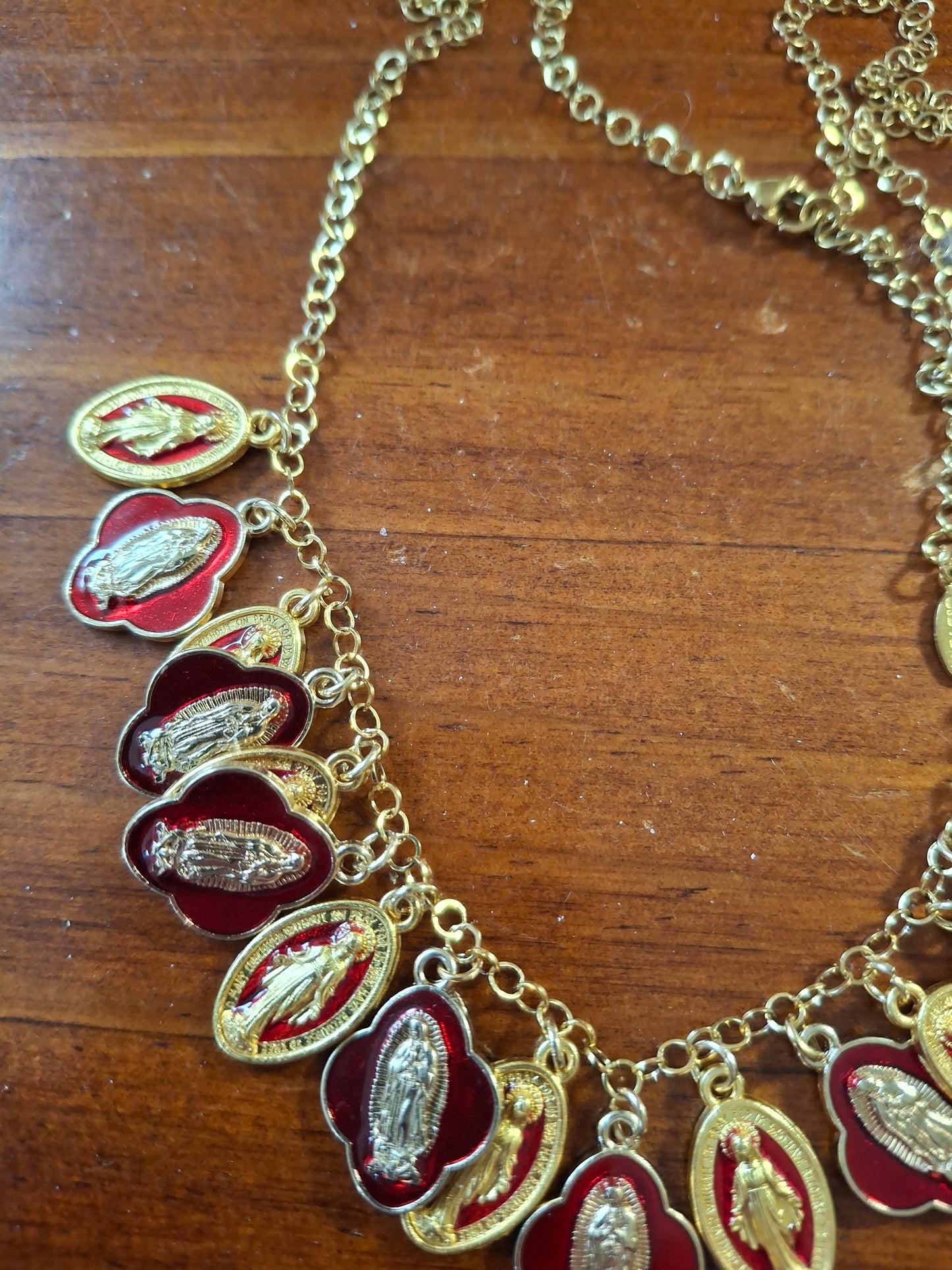 Collier chaîne dorée acier inoxydable rolo plaqué or et breloques madone handmade