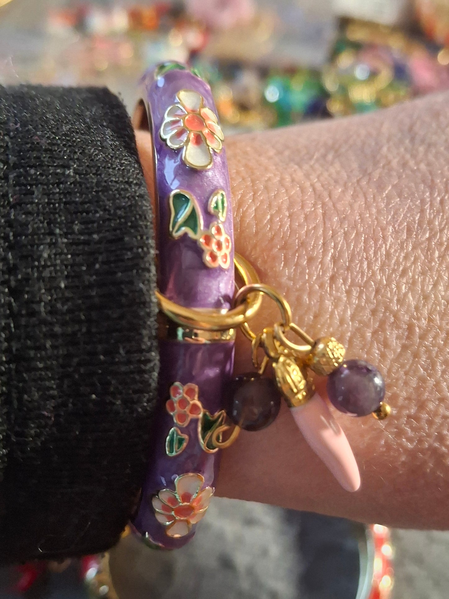 Joli jonc rigide à ressort en email cloisonné et breloques