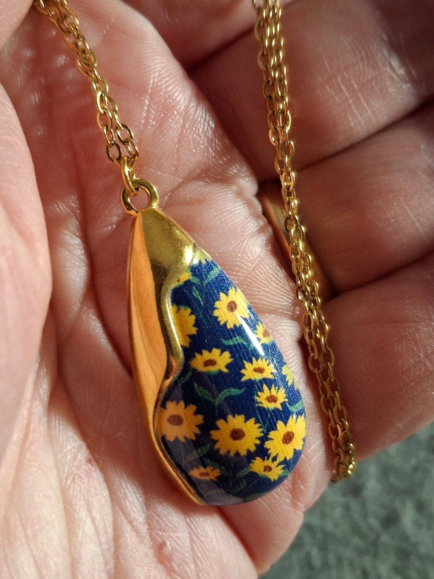 Collier chaîne dorée acier inoxydable stainless steel 316 pendentif goutte motif marguerite