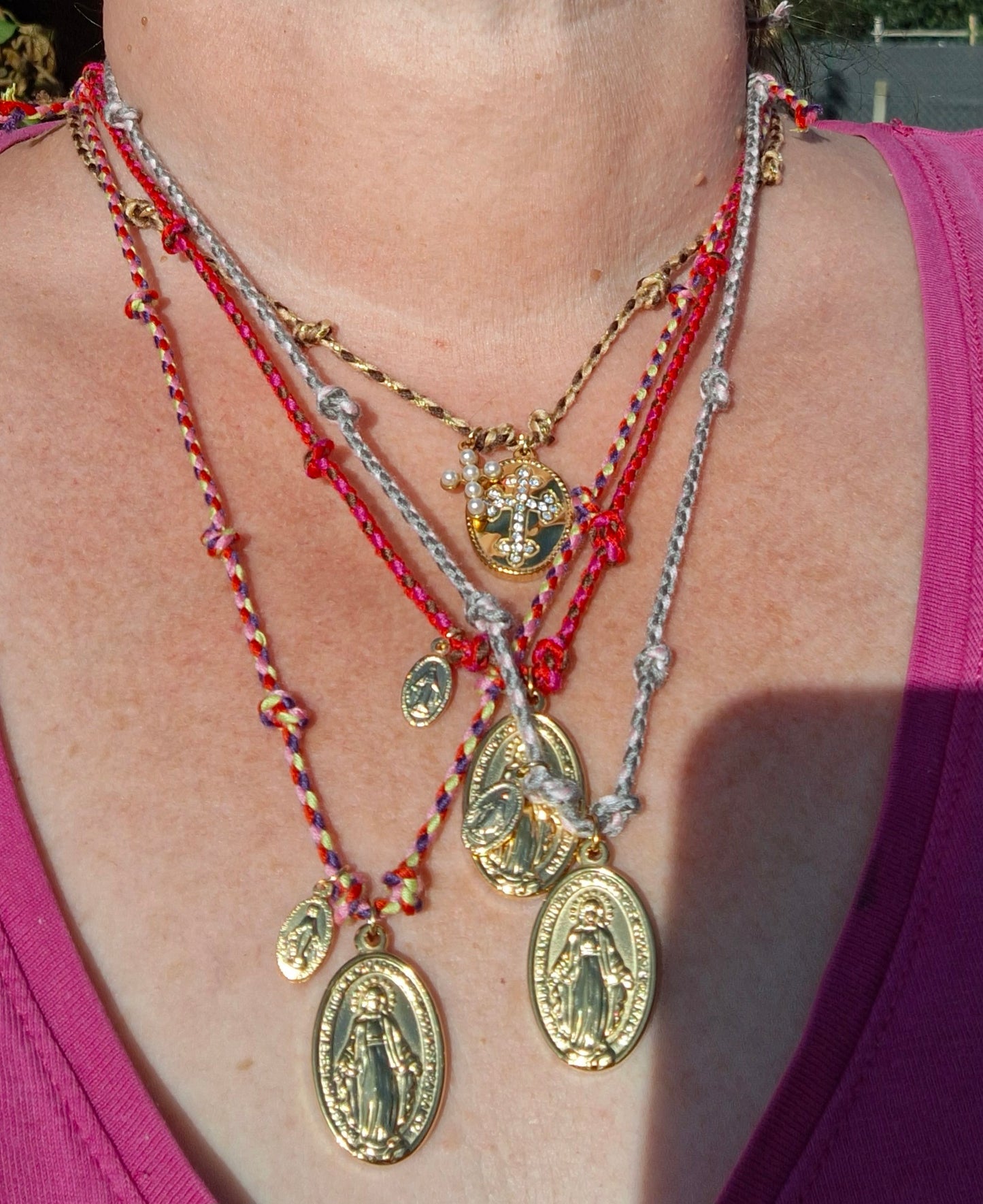 Handgefertigtes, verstellbares Halsband aus geflochtenem Kordel, Medaille mit Madonnenmotiv aus hochwertigem, poliertem Edelstahl 316.