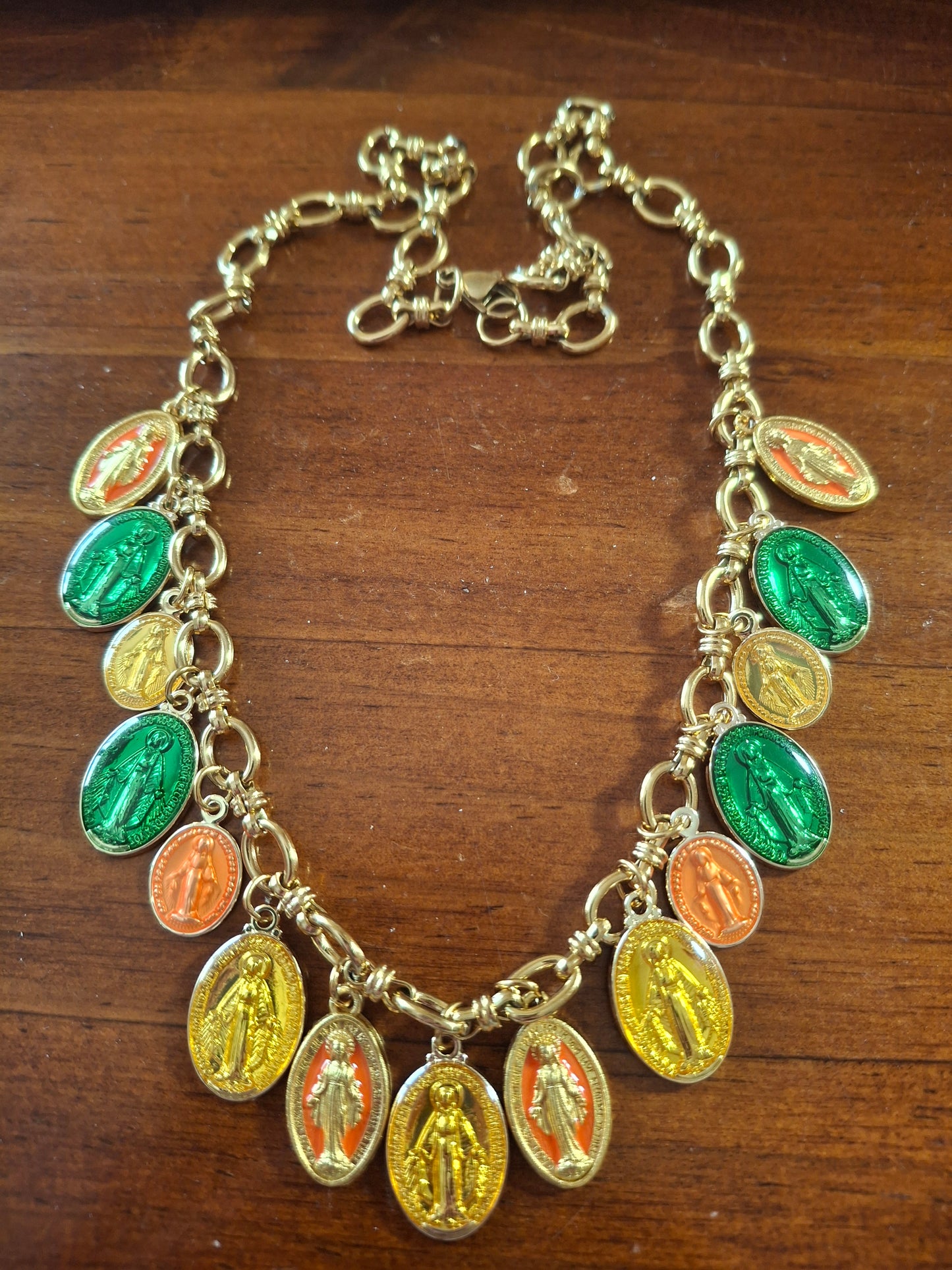 Collier chaîne dorée acier inoxydable stainless steel 316 et breloques madone