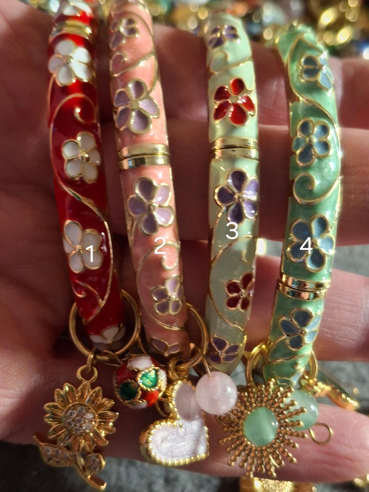 Jonc rigide email cloisonné à ressort motif fleurs breloques