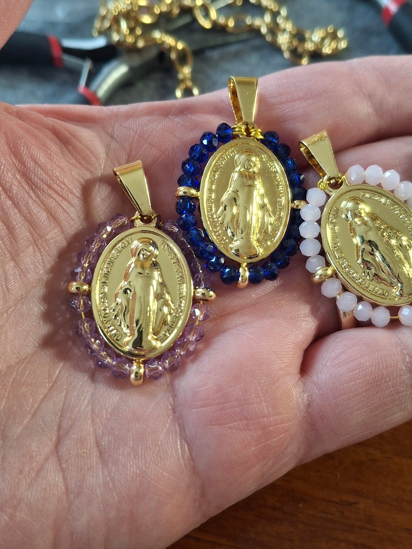 Bracelet chaîne maille gourmette acier inoxydable stainless steel 316 et grande médaille madone stainless steel et perles en cristal à facettes