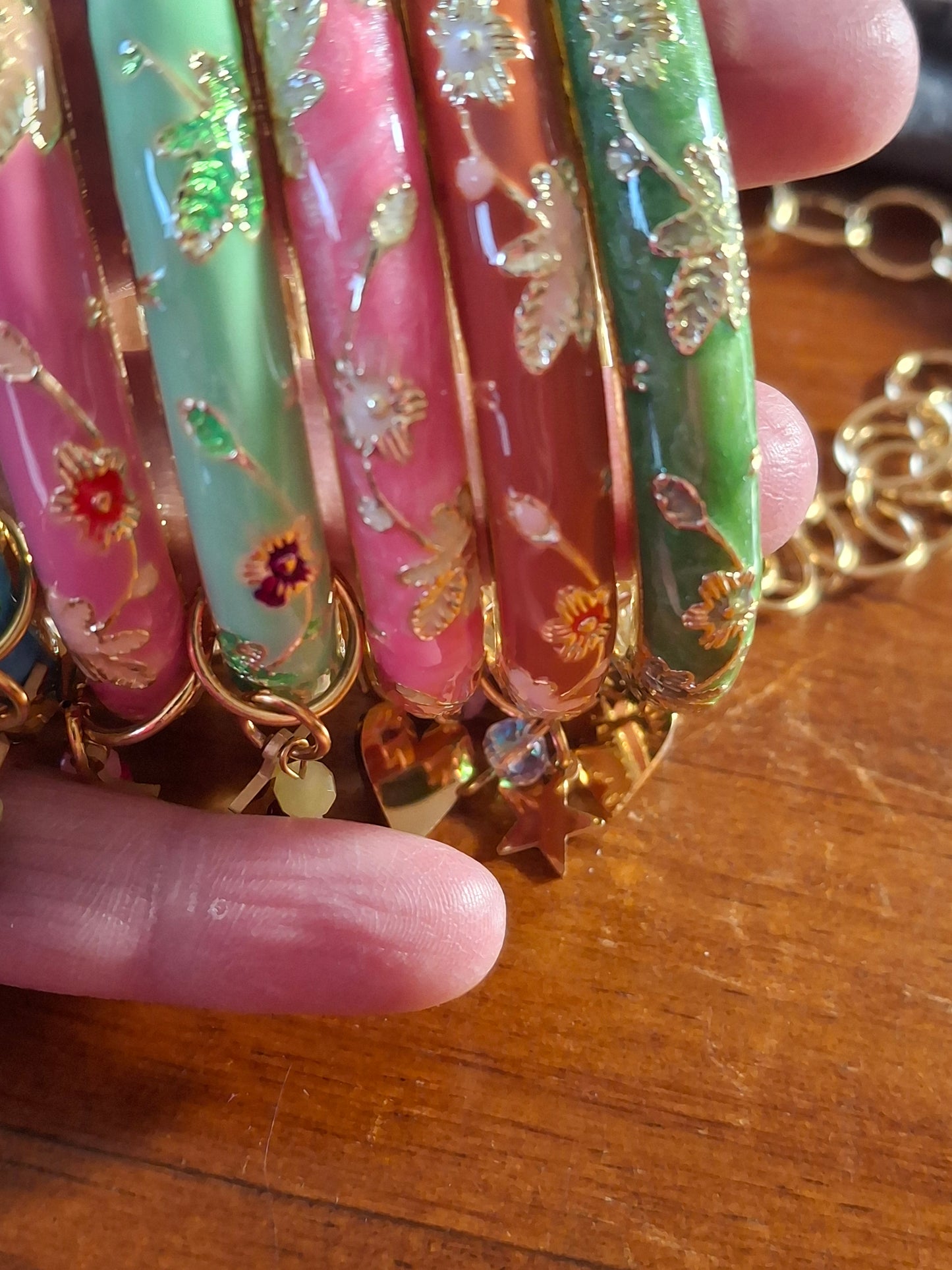 Jonc email cloisonné et breloques