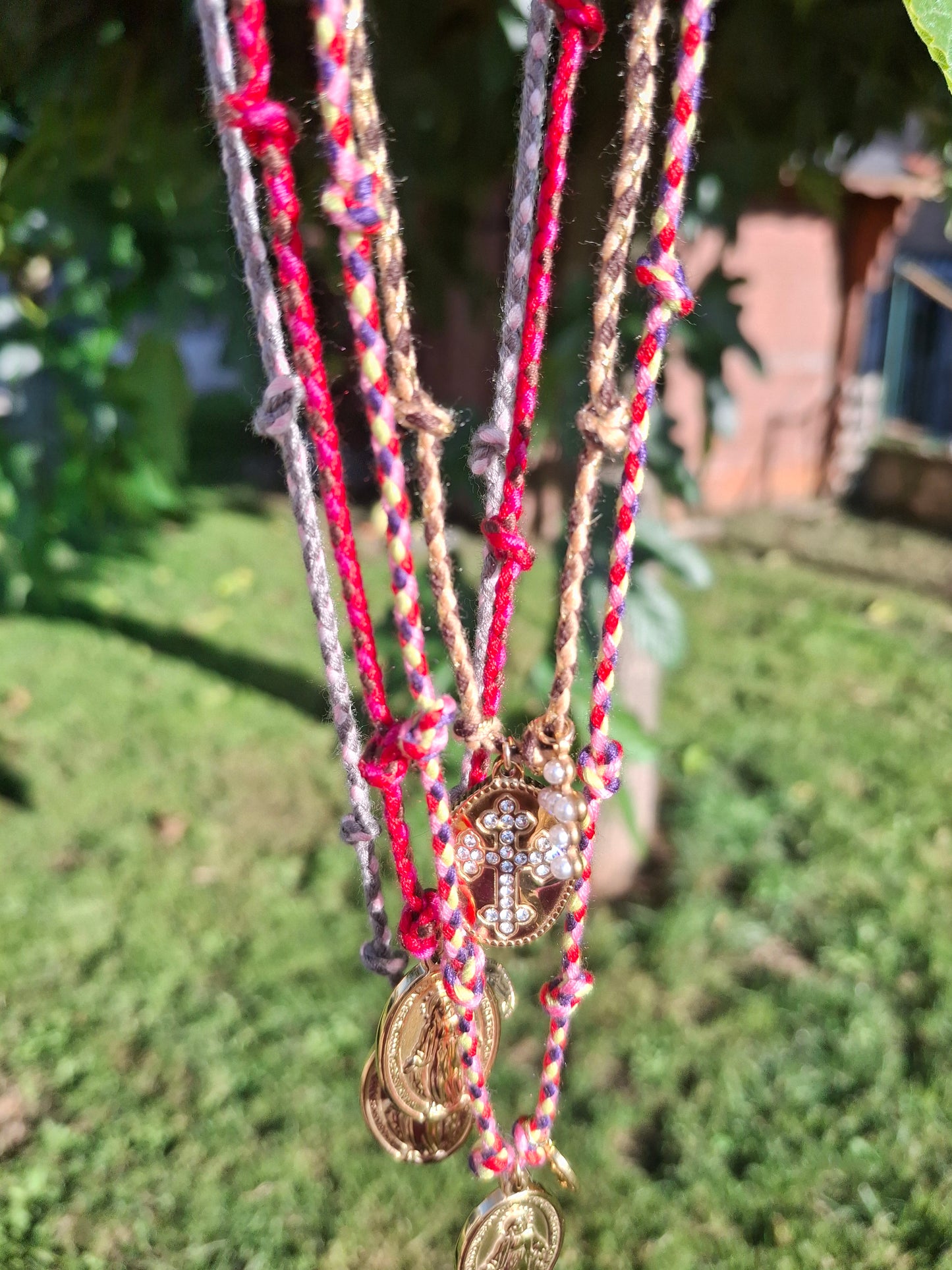 Handgefertigtes, verstellbares Halsband aus geflochtenem Kordel, Medaille mit Madonnenmotiv aus hochwertigem, poliertem Edelstahl 316.