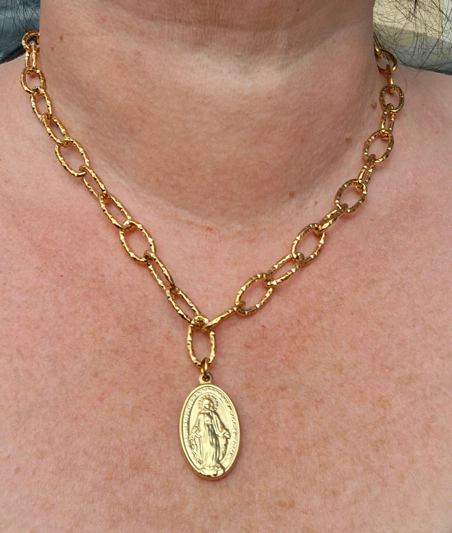 Collier très belle chaîne acier inoxydable stainless steel 316 martelée grand pendentif madone, vierge miraculeuse stainless steel 316 poli ajustable réglable