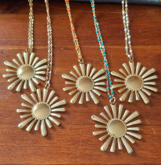 Long sautoir chaîne dorée acier inoxydable et pendentif soleil XXL