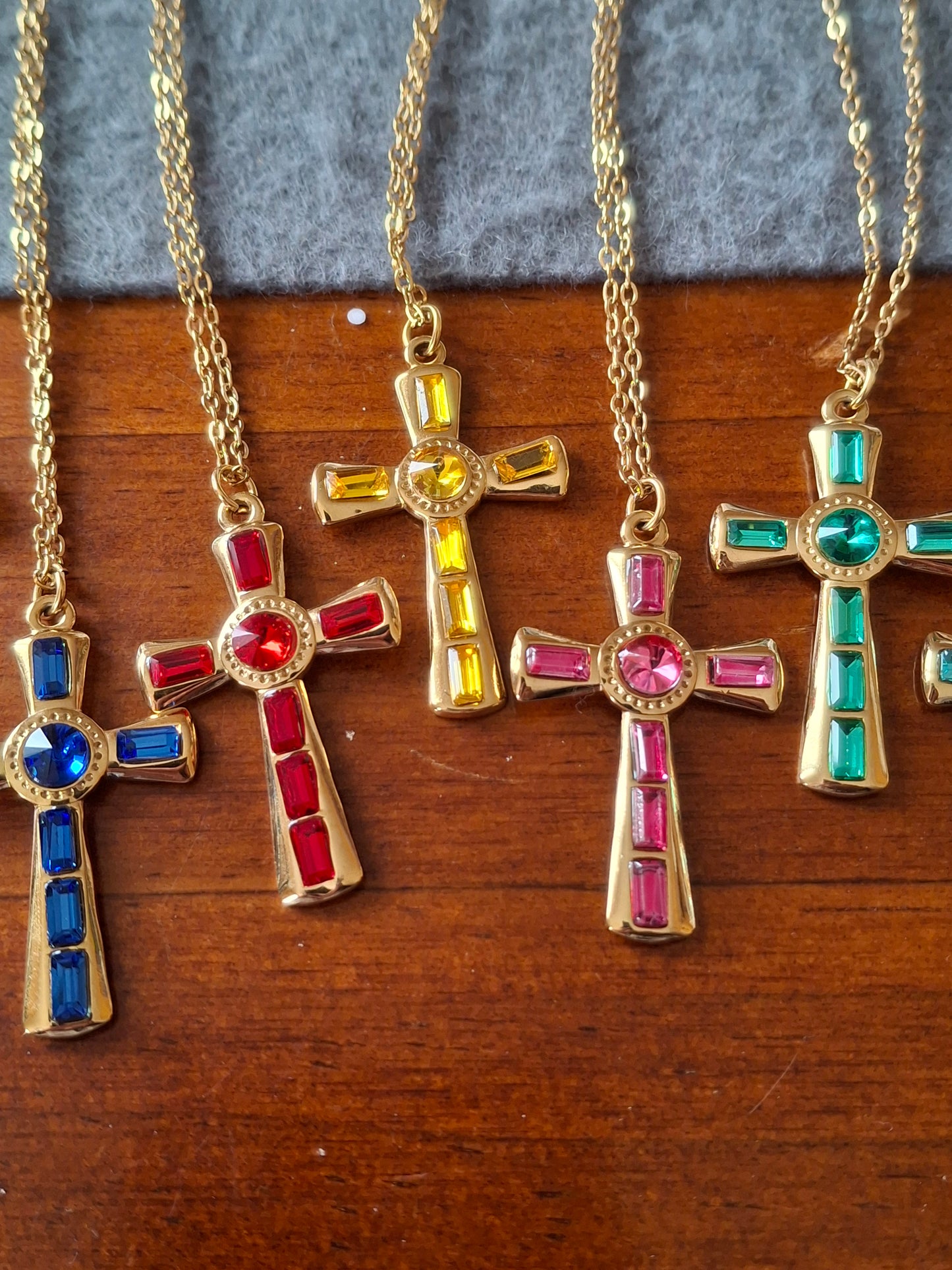 Halskette aus vergoldetem Edelstahl 316, Kreuzanhänger aus Edelstahl und 18-karätig vergoldeten Strasssteinen