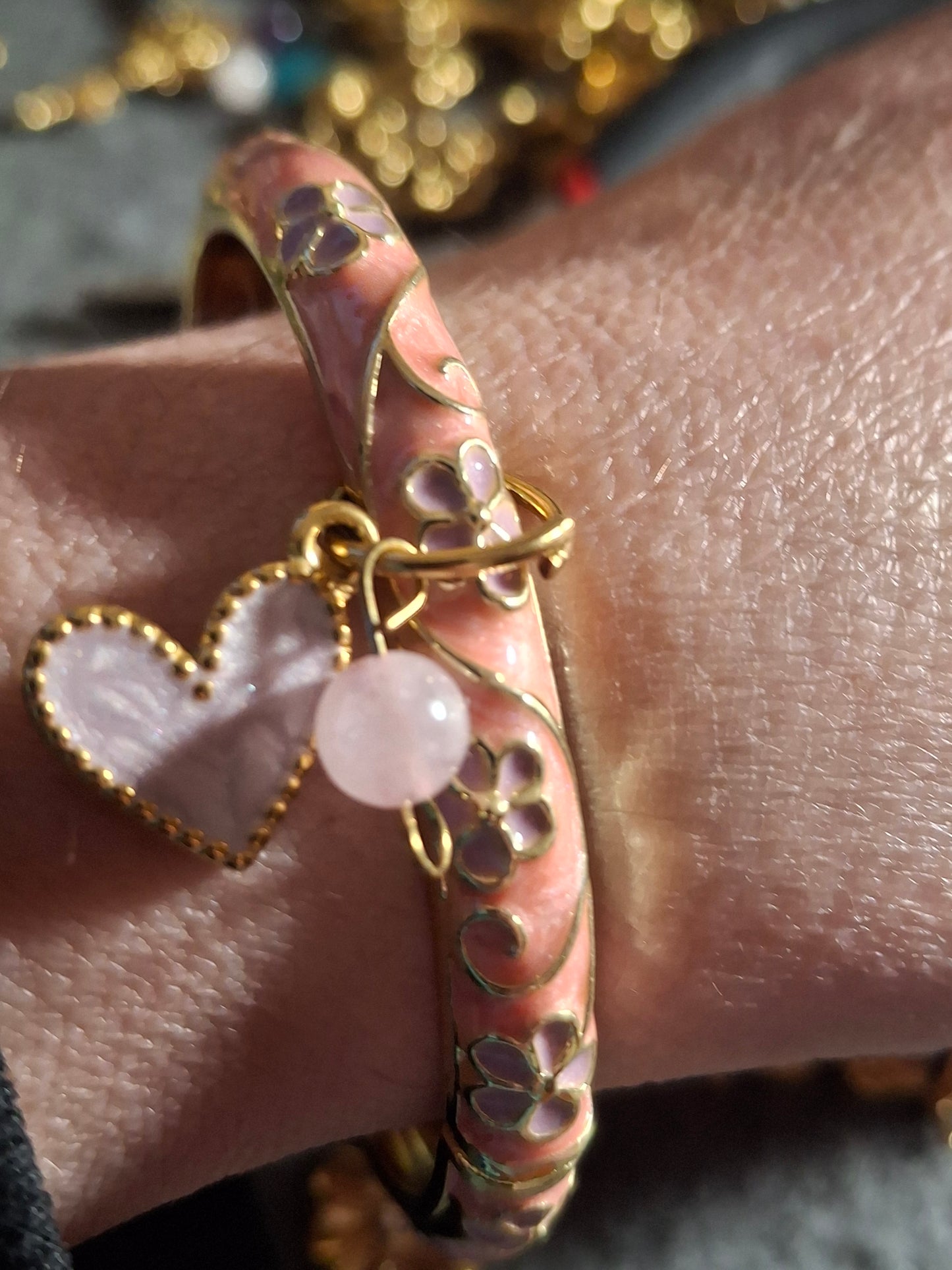 Jonc rigide email cloisonné à ressort motif fleurs breloques