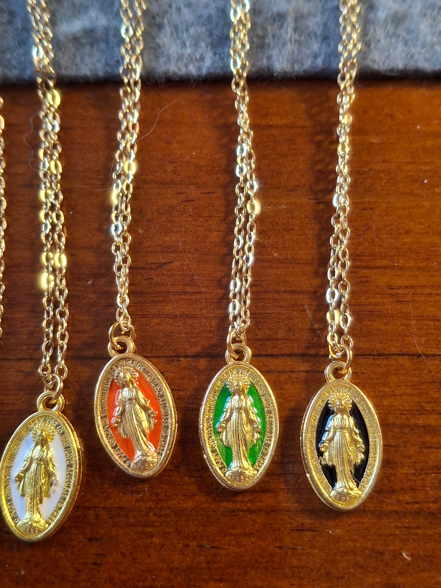 Collier chaîne dorée acier inoxydable stainless steel 316 madone cuivre plaqué or et email