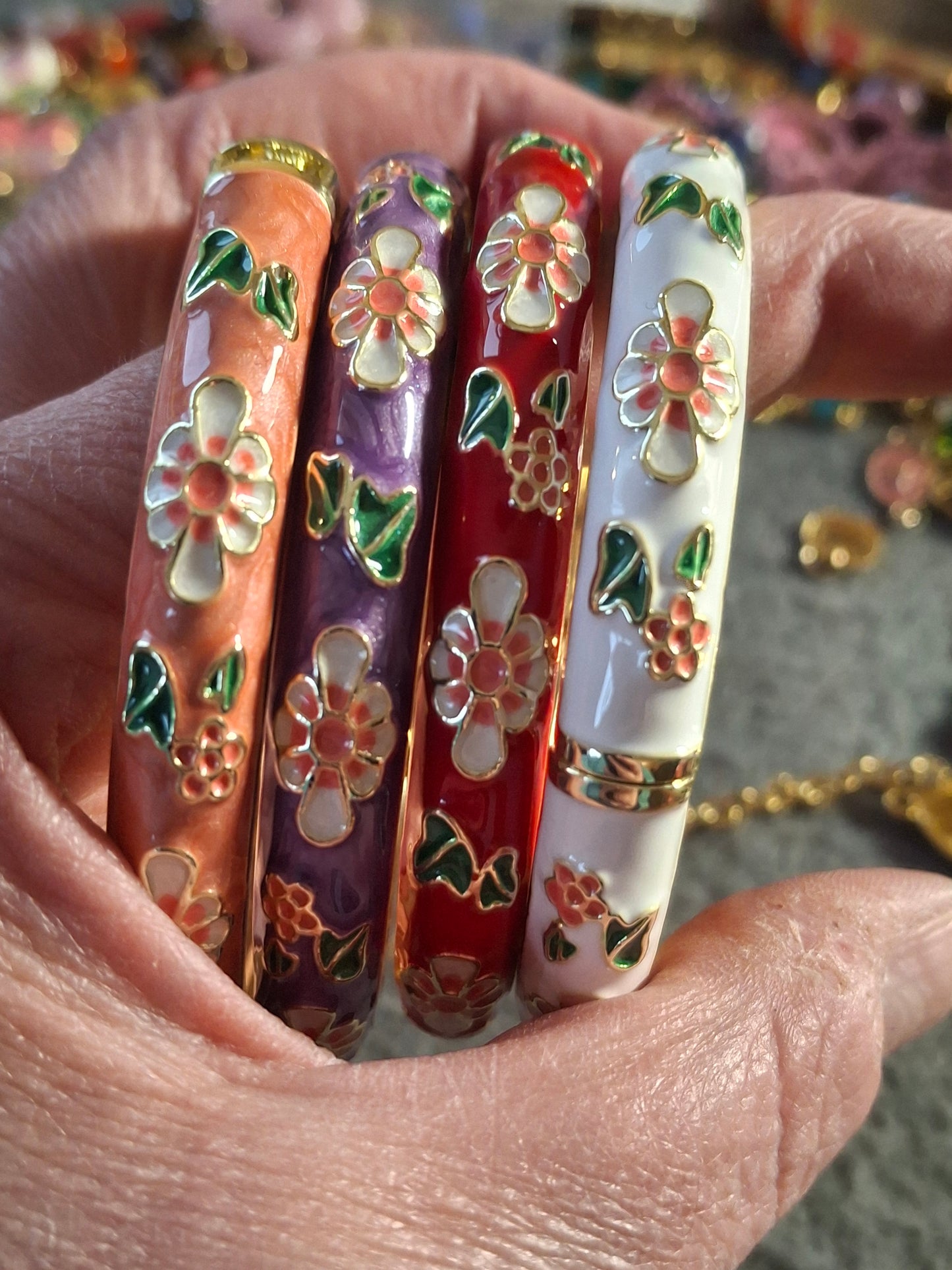 Joli jonc rigide à ressort en email cloisonné et breloques