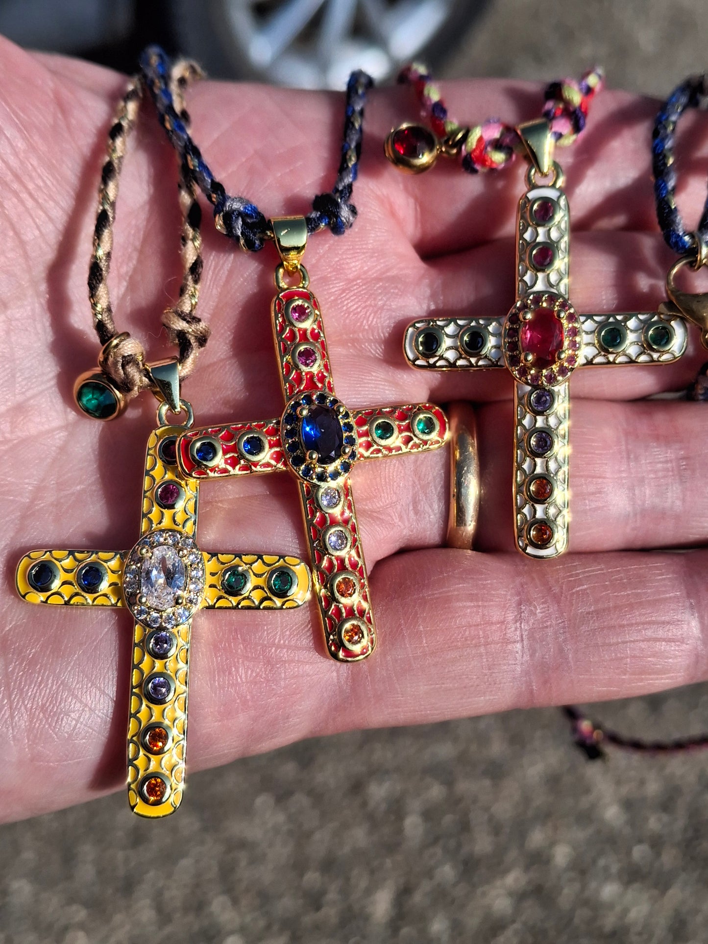 Handgefertigtes, verstellbares, geflochtenes Halsband mit Anhänger in Form eines Kreuzes im Boho-Stil, 18 Karat vergoldet, besetzt mit AAA-Zirkonia und österreichischen Kristallen.