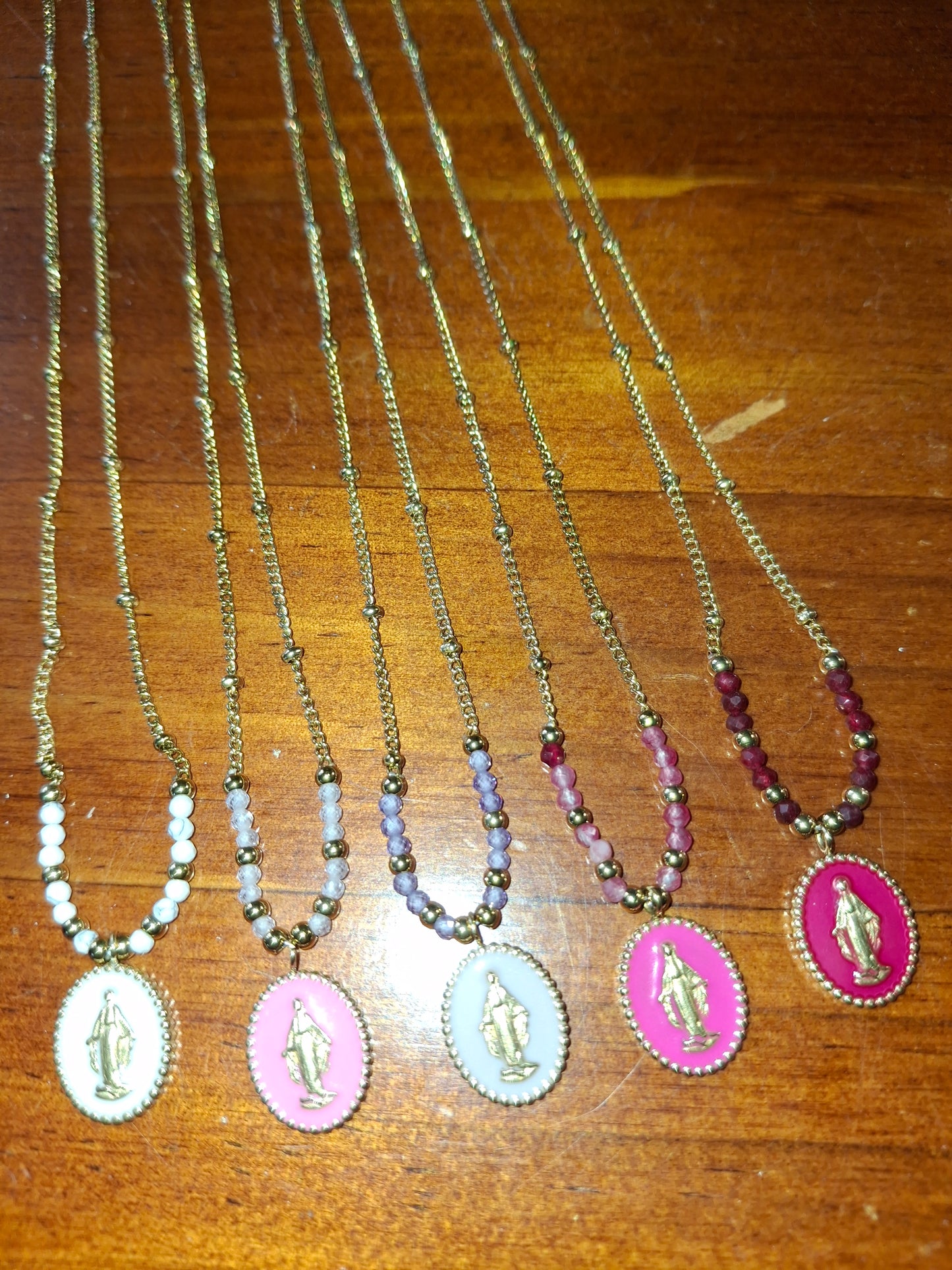 Gold-plated stainless steel 316 chain necklace with pearls and a stainless steel 316 Madonna pendant.