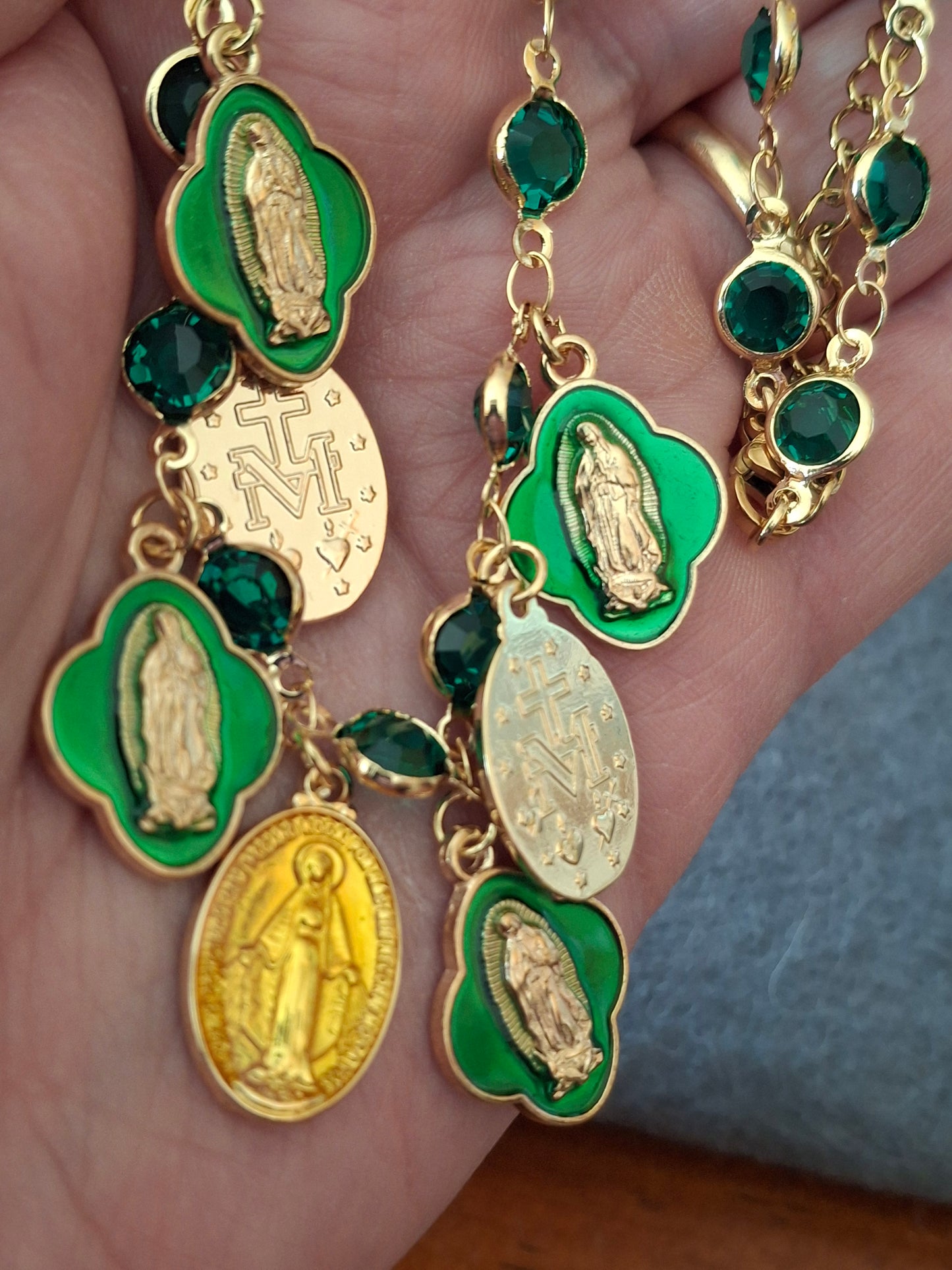 Collier chaîne dorée en cuivre et breloques madone handmade