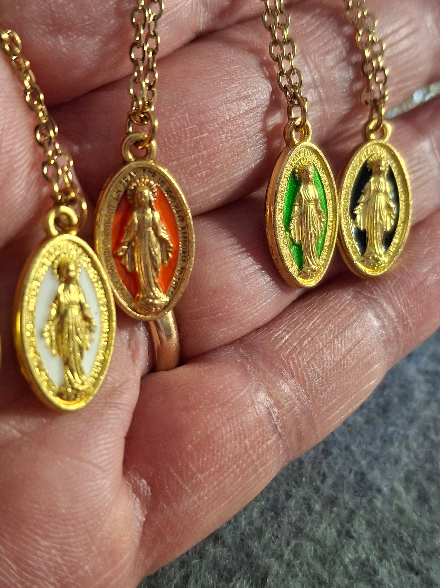 Collier chaîne dorée acier inoxydable stainless steel 316 madone cuivre plaqué or et email