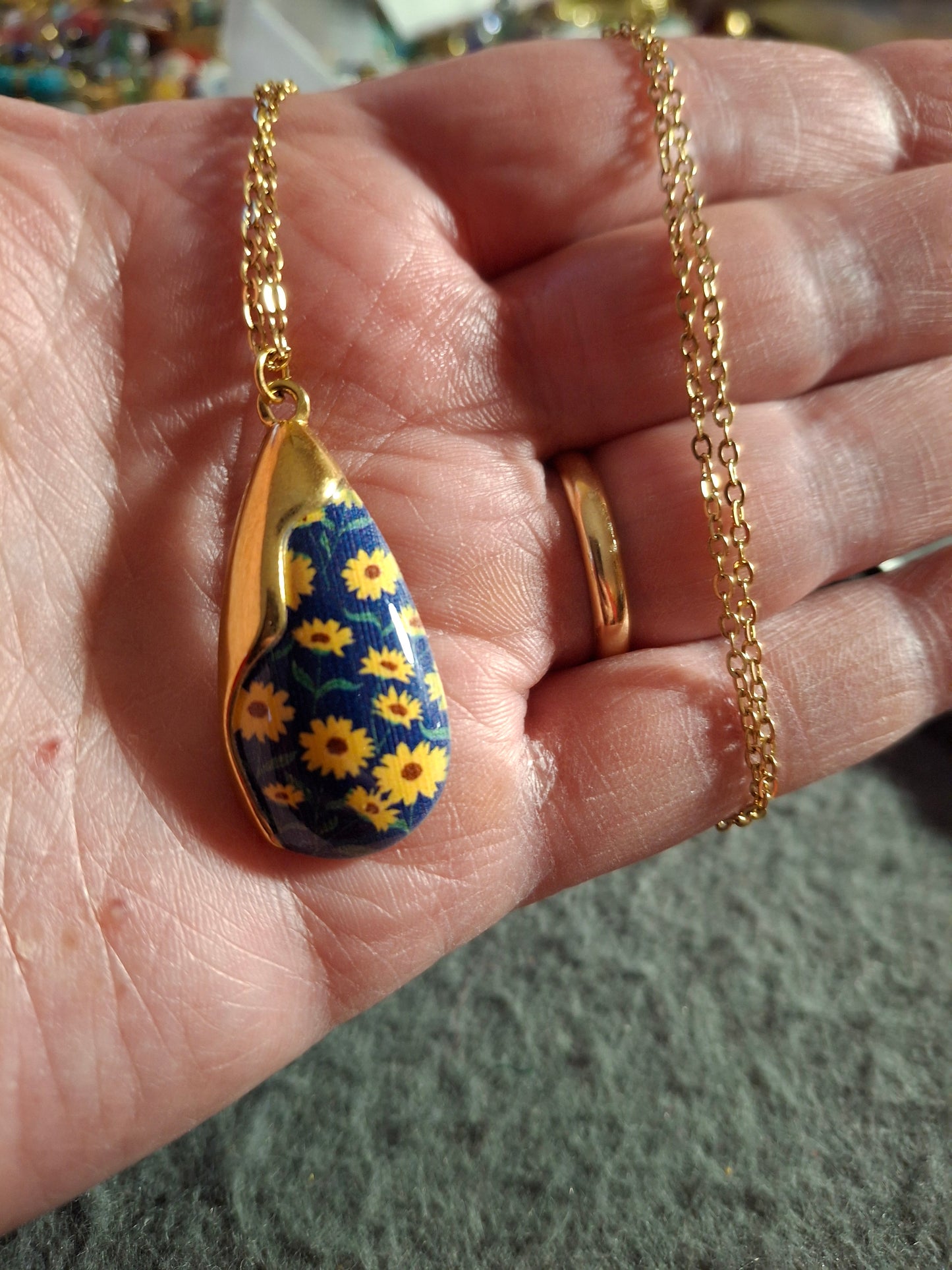 Collier chaîne dorée acier inoxydable stainless steel 316 pendentif goutte motif marguerite