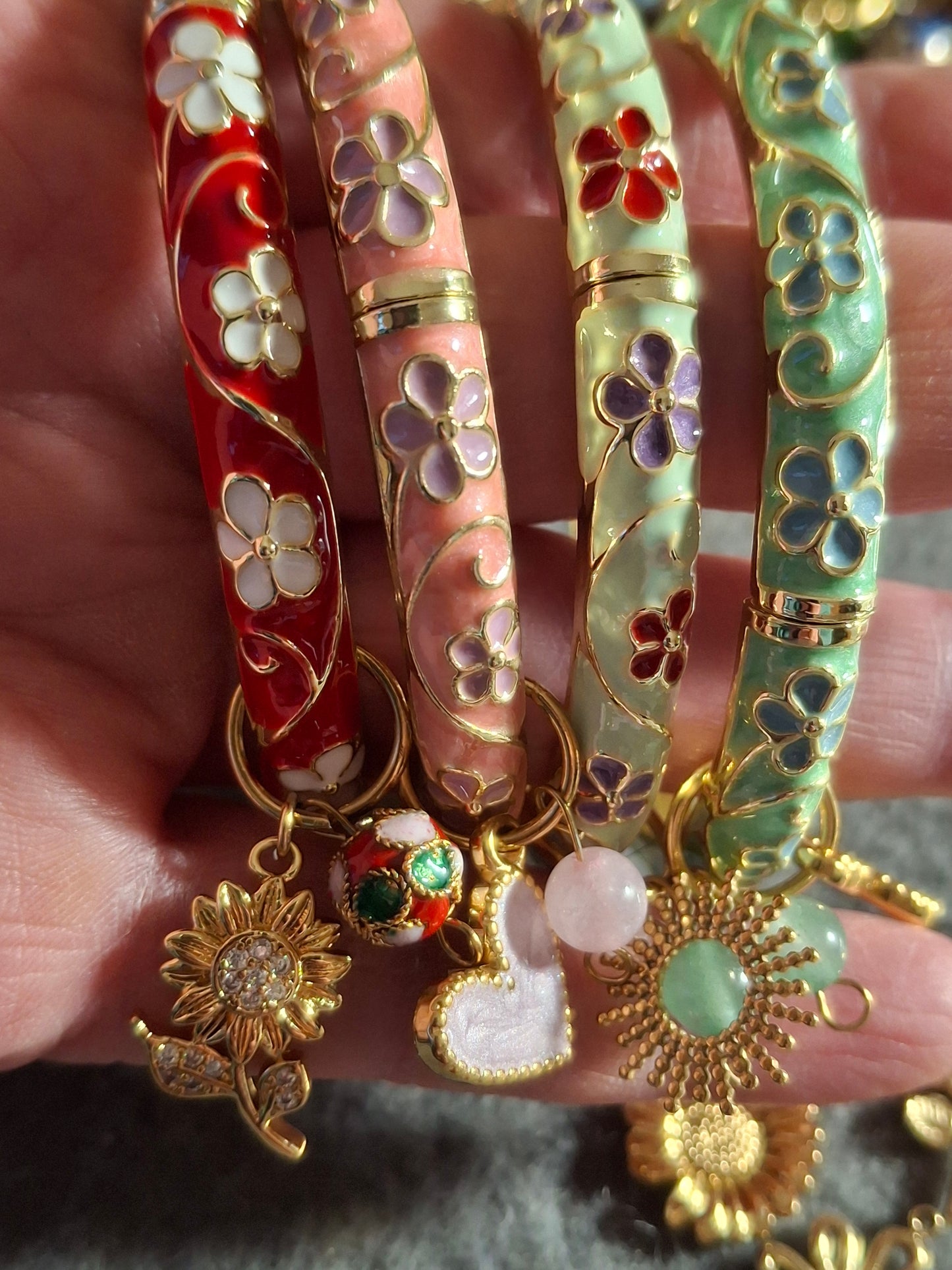 Jonc rigide email cloisonné à ressort motif fleurs breloques