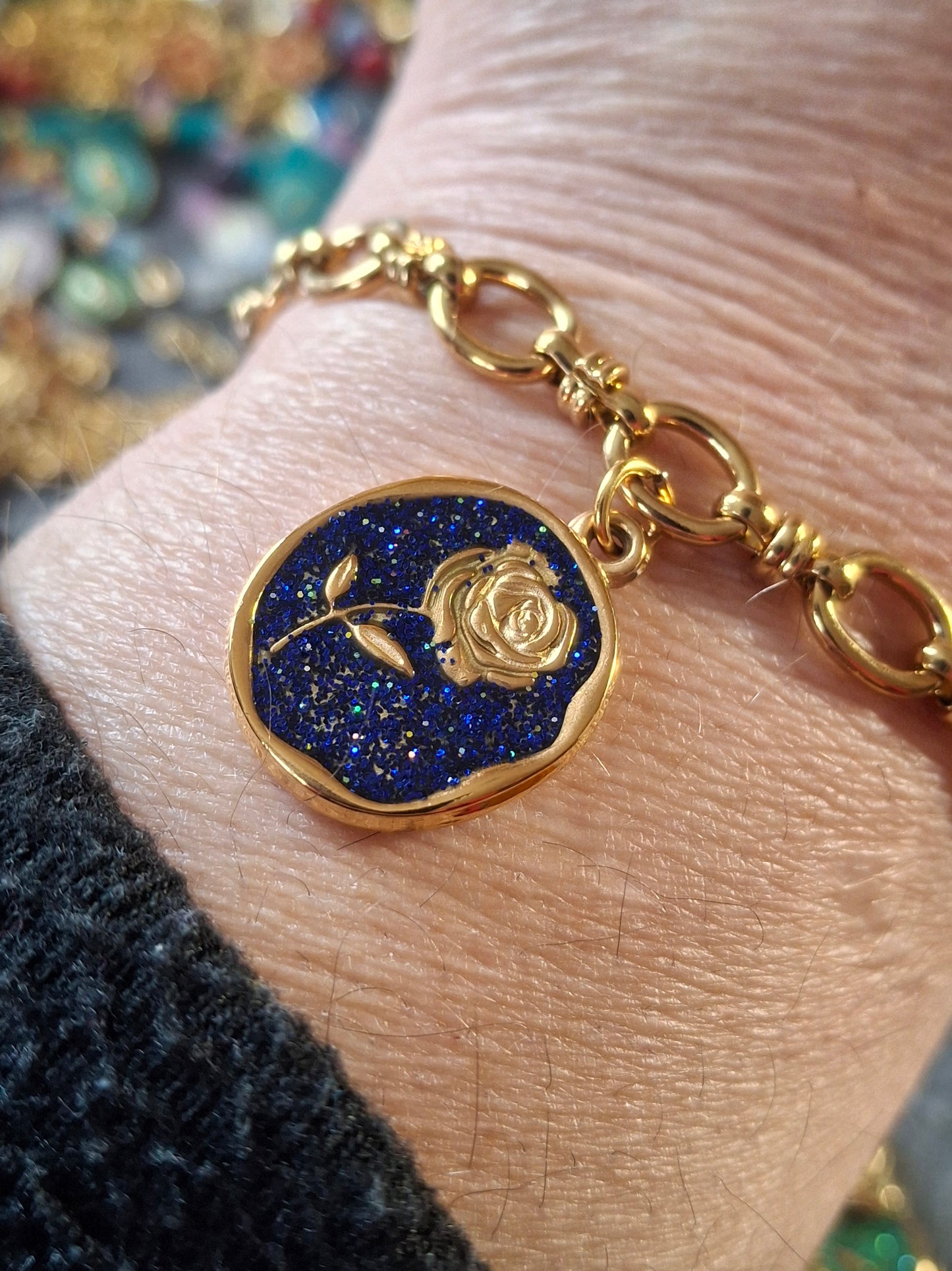 Bracelet chaîne maille gourmette stainless steel 316 ,médaille stainless steel 316 et email coloré motif rose sur mesure