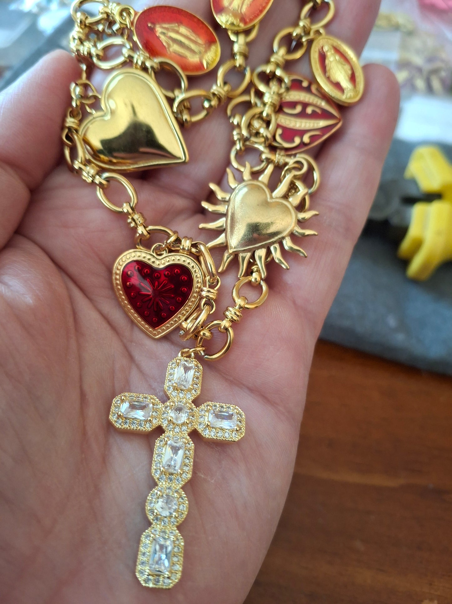 Sautoir chaîne maille gourmette acier inoxydable stainless steel breloques et croix plaqué or 18K handmade réglable