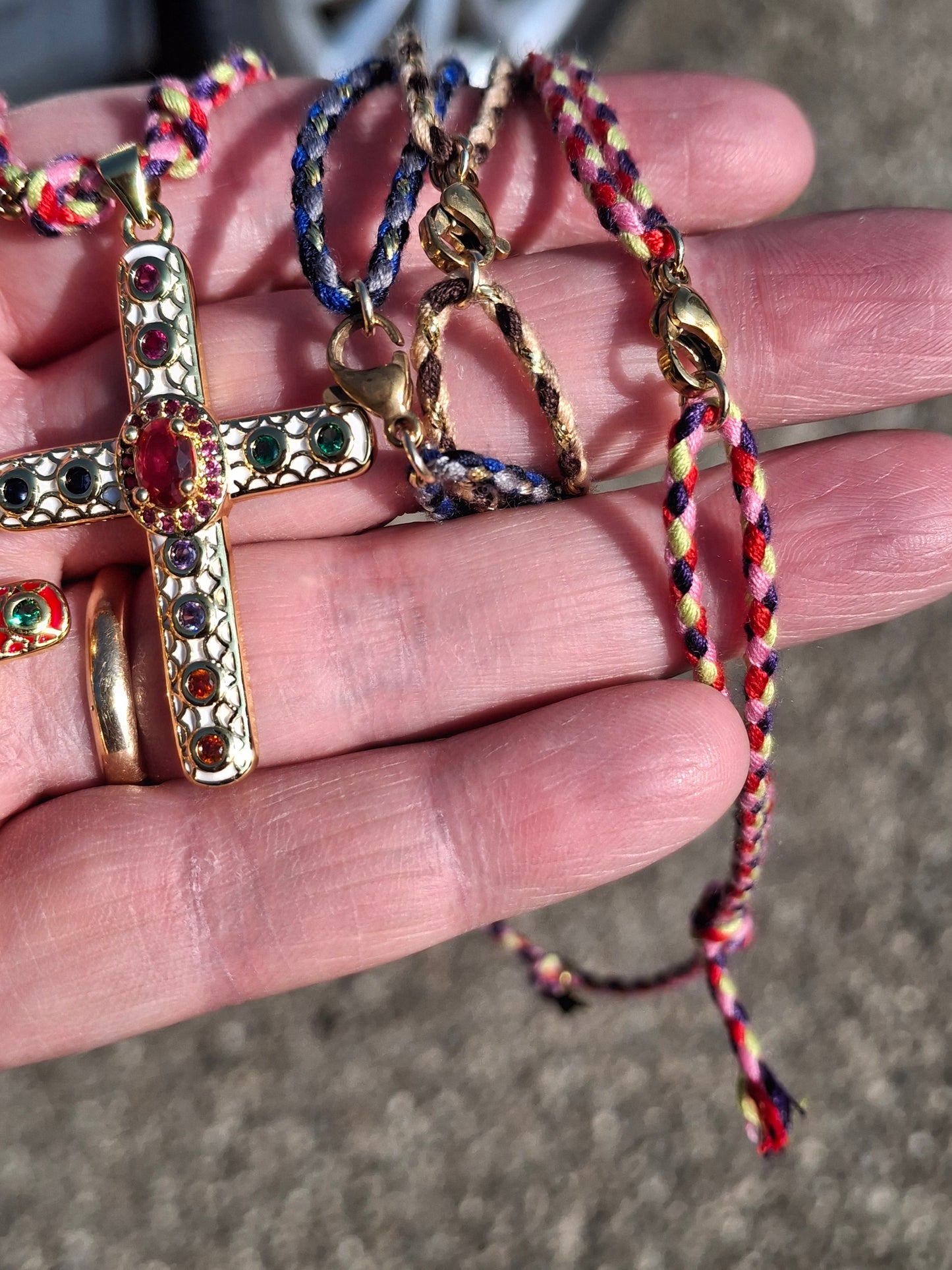 Handgefertigtes, verstellbares, geflochtenes Halsband mit Anhänger in Form eines Kreuzes im Boho-Stil, 18 Karat vergoldet, besetzt mit AAA-Zirkonia und österreichischen Kristallen.