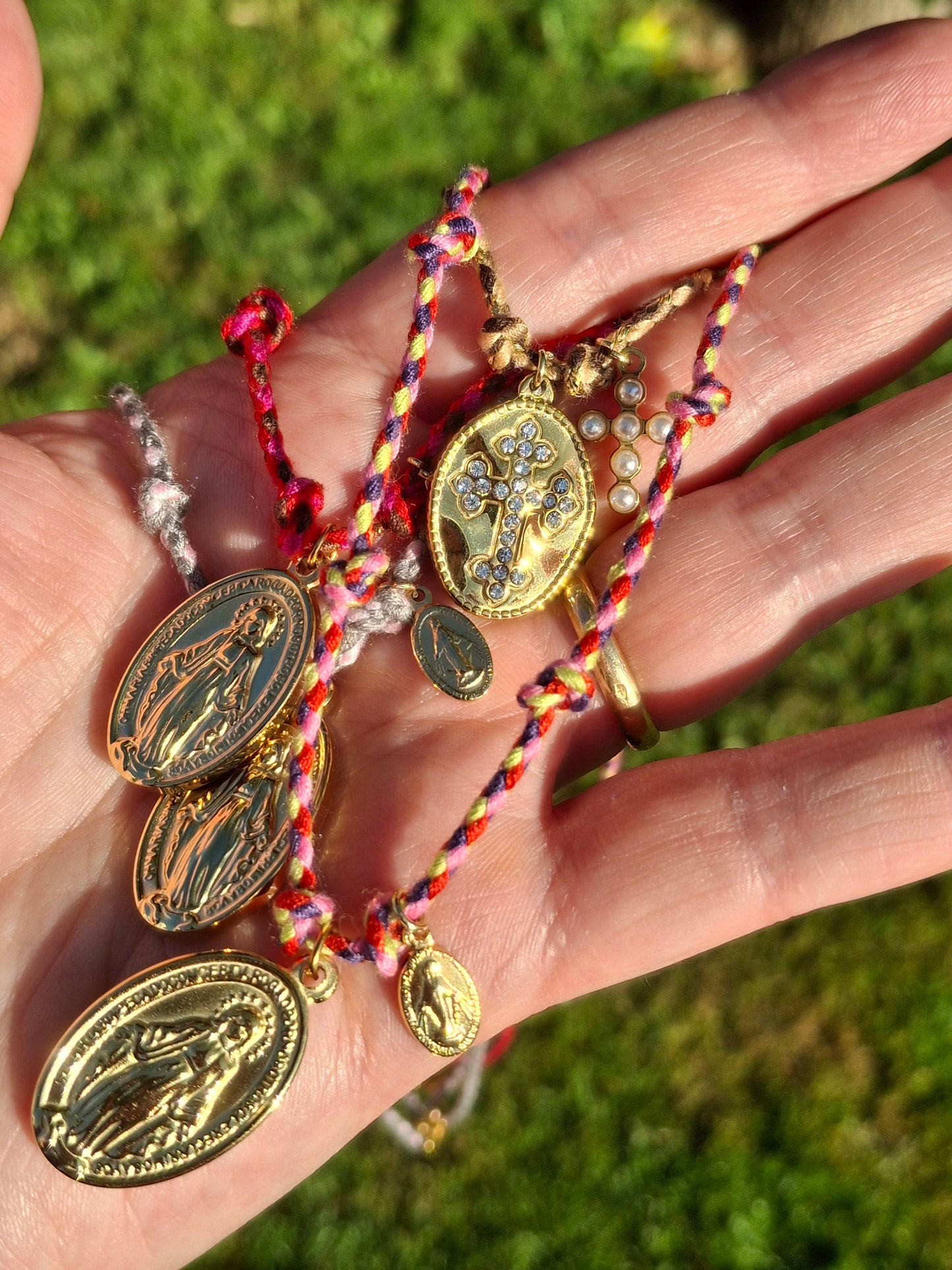 Handgefertigtes, verstellbares Halsband aus geflochtenem Kordel, Medaille mit Madonnenmotiv aus hochwertigem, poliertem Edelstahl 316.