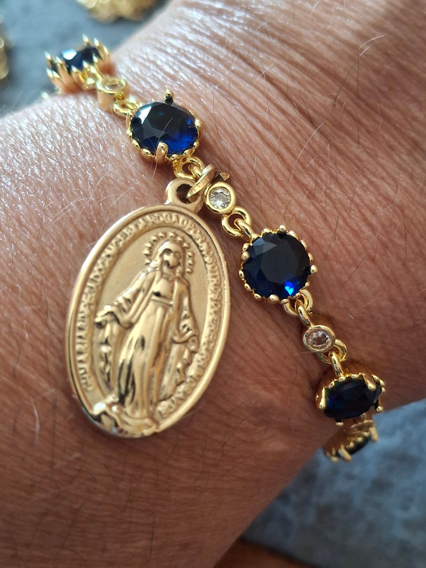 Bracelet chaîne en laiton doré plaqué or 18K sertie cristal bleu marine et grande médaille madone stainless steel 316 poli handmade