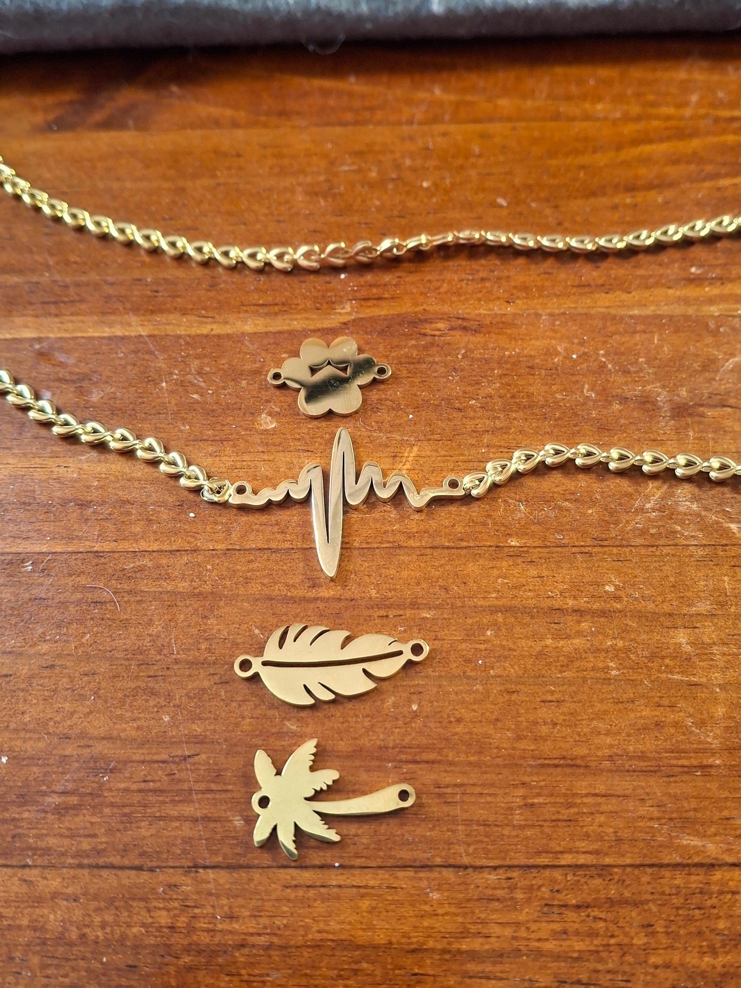 Halskette goldfarbene Edelstahlkette und Edelstahlverbinder