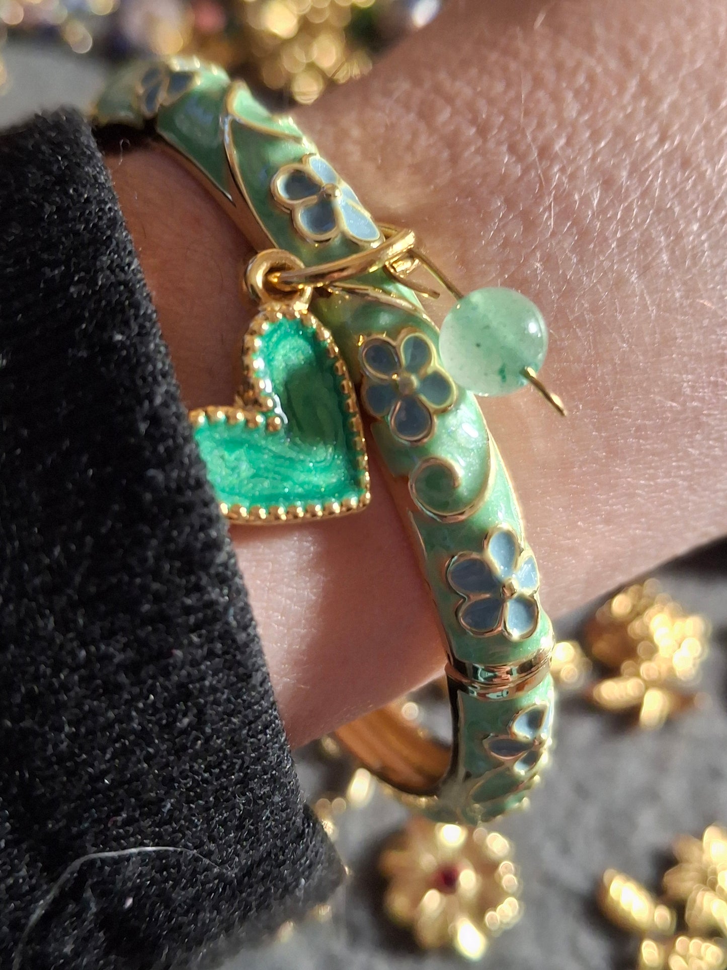 Jonc rigide email cloisonné à ressort motif fleurs breloques