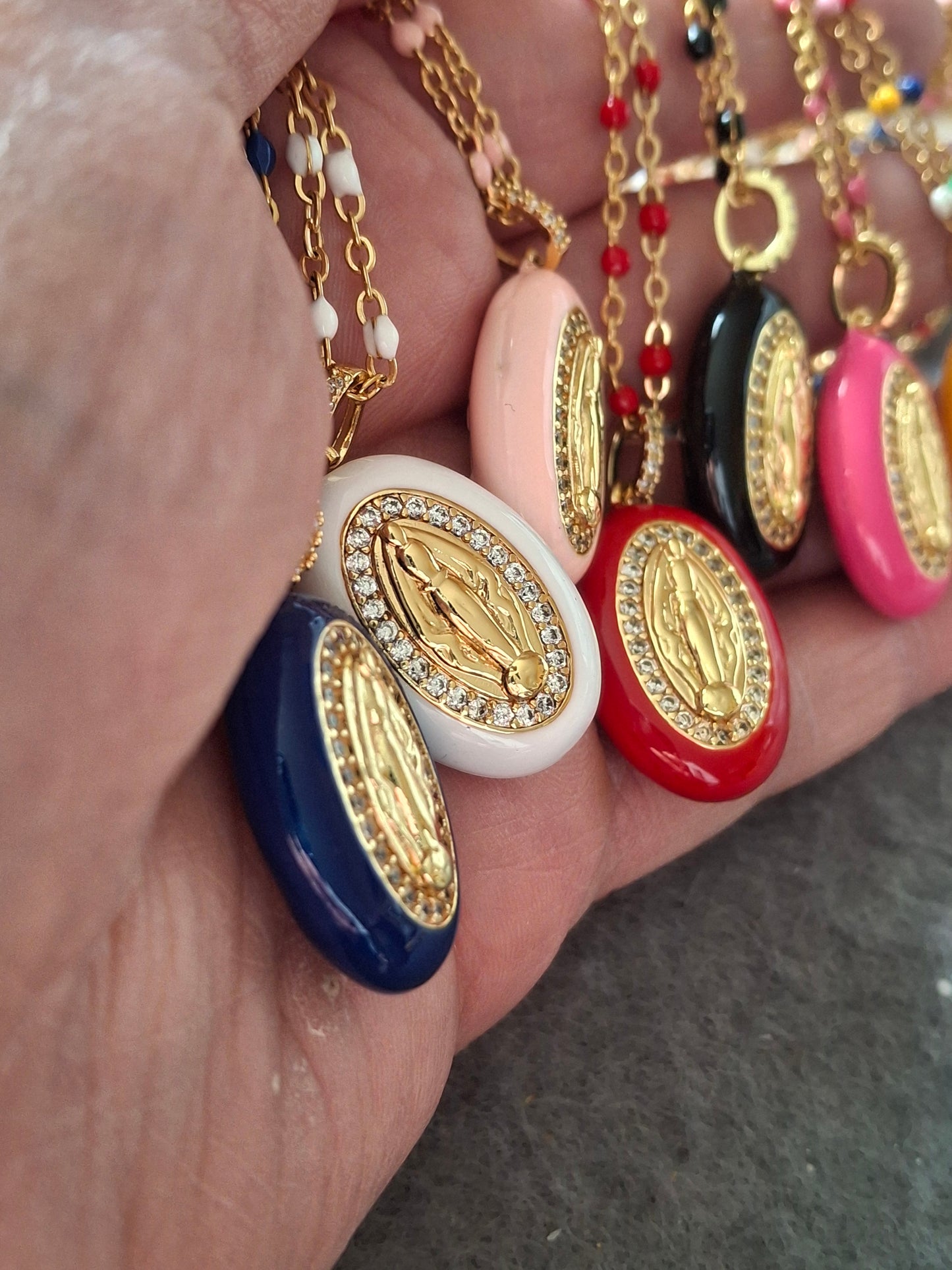 Collier chaîne acier inoxydable stainless steel grande médaille madone en email coloré