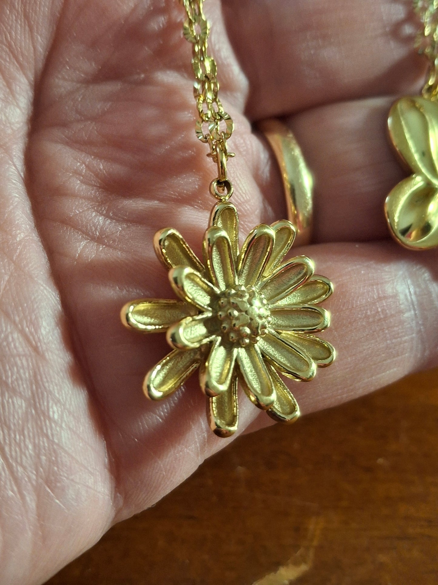 Collier chaîne dorée acier inoxydable stainless steel 316 et fleurs stainless steel 316 polis