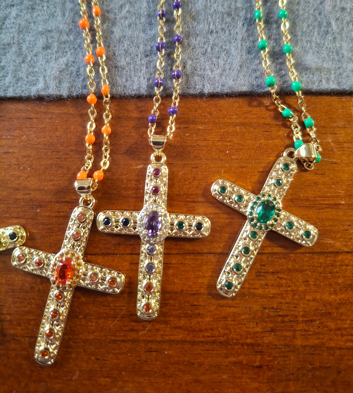 Collier chaîne dorée acier inoxydable stainless steel et pendentif croix bohème plaqué or 18K