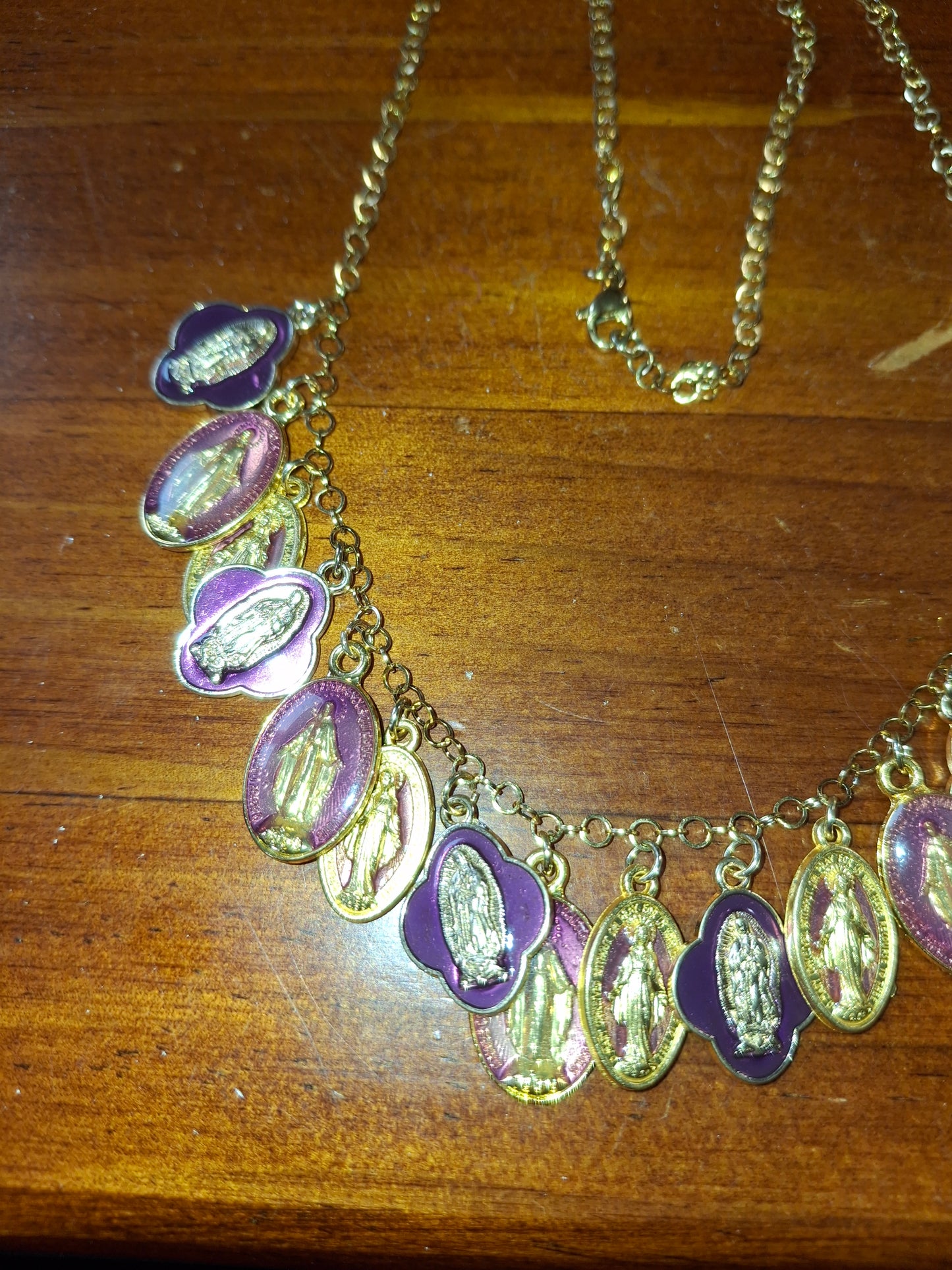 Collier chaîne rolo acier inoxydable stainless steel plaqué or et breloques madone handmade