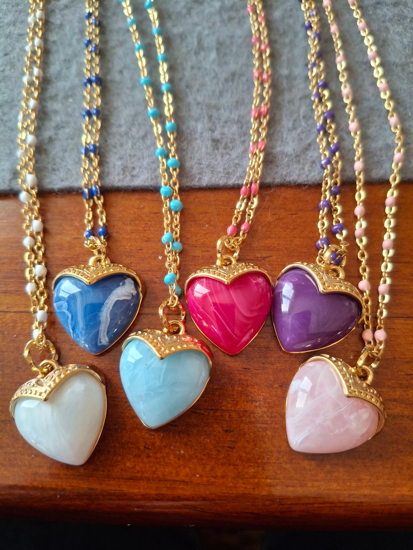 Collier chaîne dorée acier inoxydable stainless steel et perles en email coloré, grand cœur stainless steel 316 et résine colorée