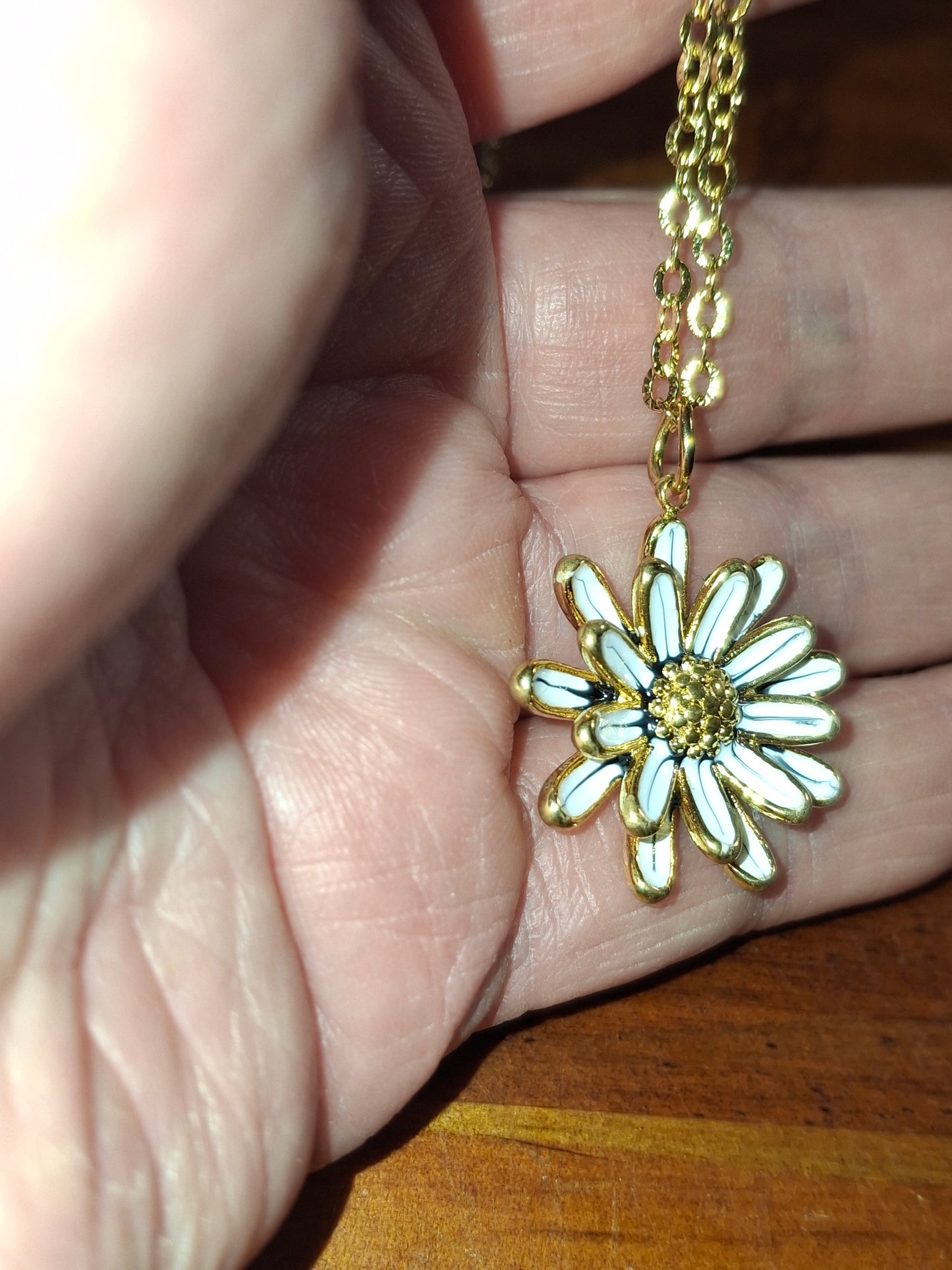 Collier chaîne dorée acier inoxydable stainless steel 316 et fleur stainless steel 316 polie et email